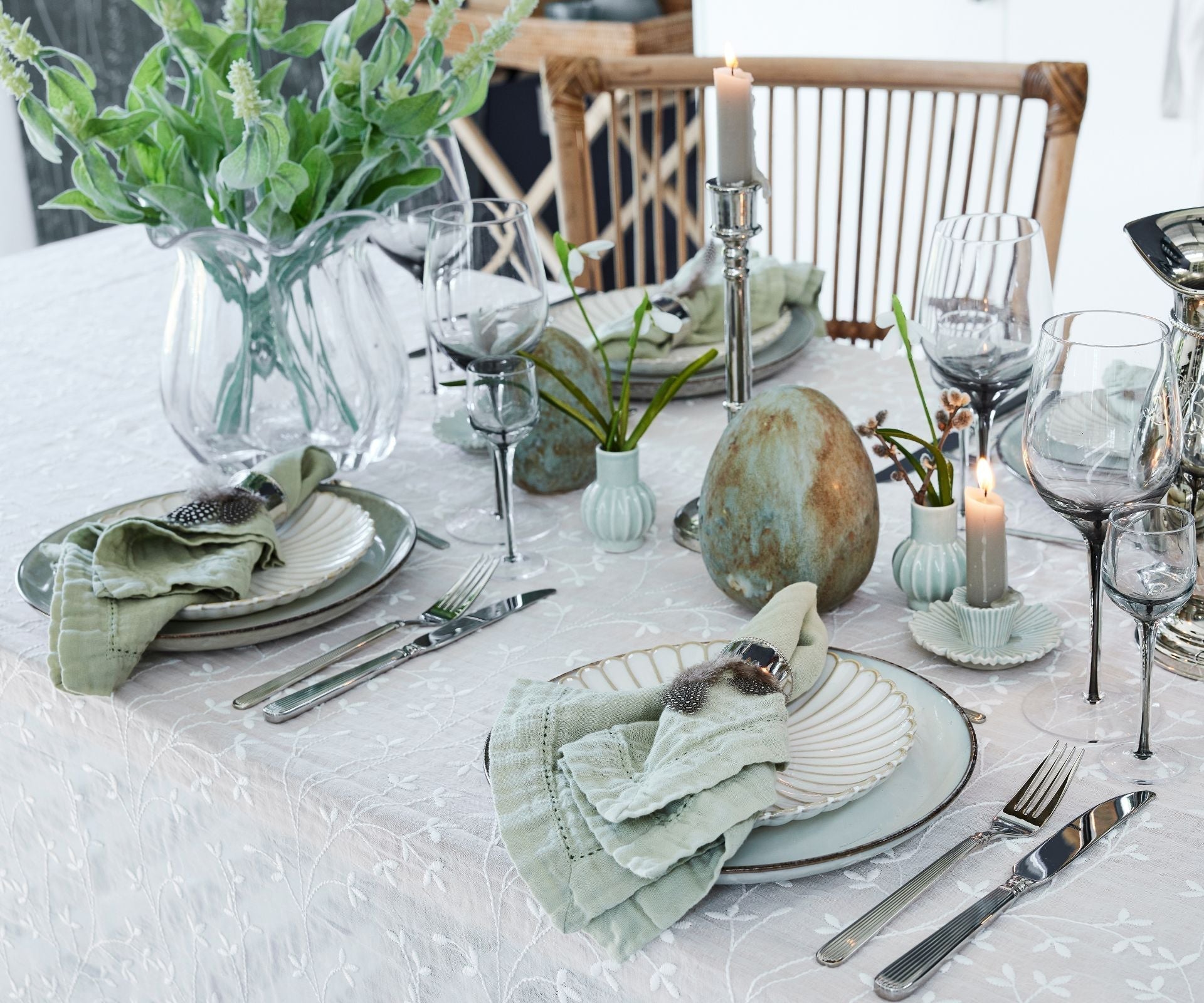 Húsvéti asztaldekoráció ötletek: skandináv teríték az ünnepi asztalon