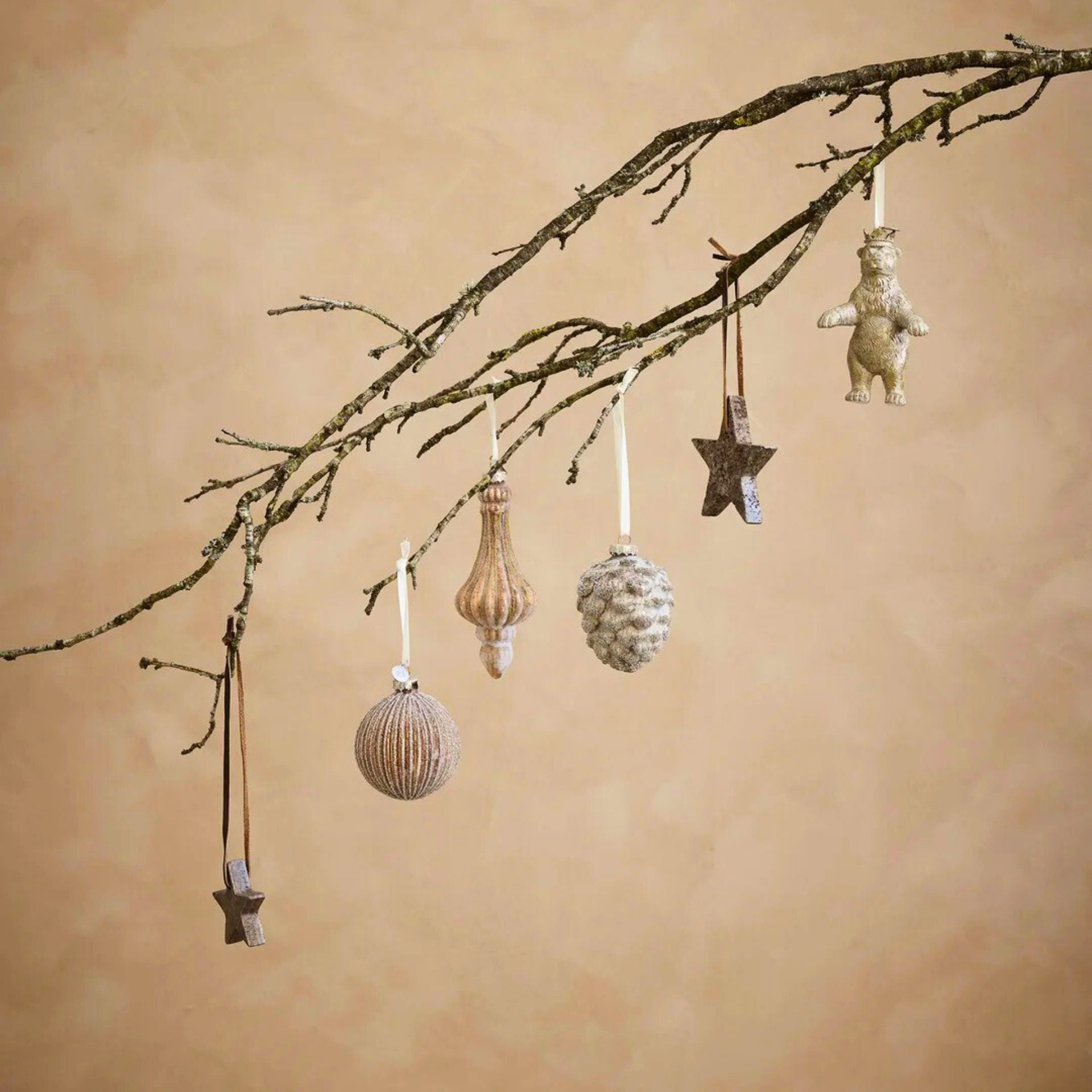 Norille törtfehér üveg toboz karácsonyfadísz – 10 cm (függeszthető, 6 db szett)