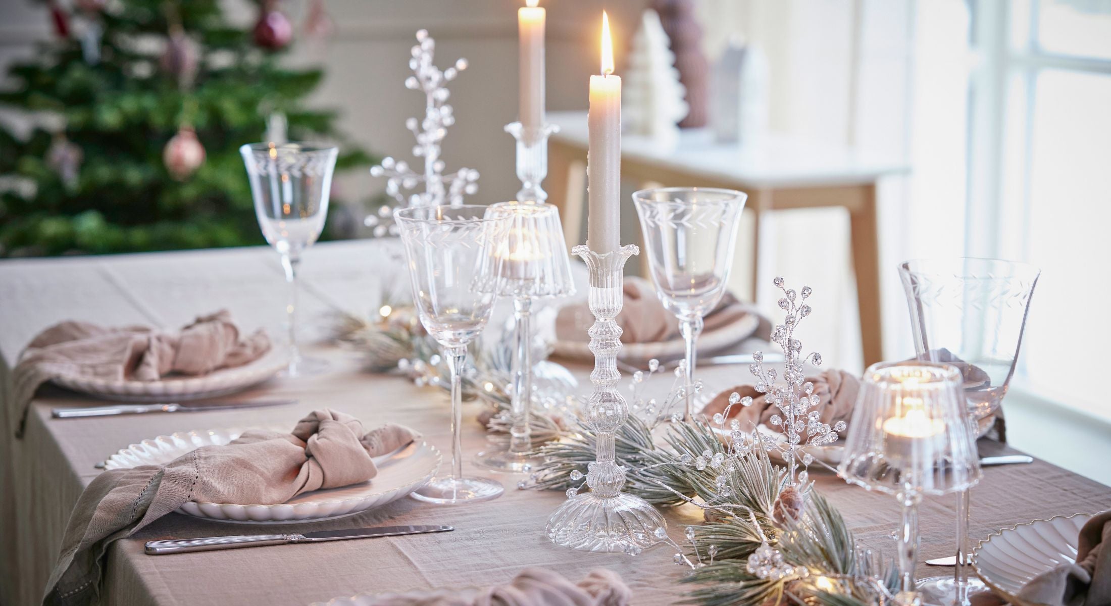 Karácsonyi asztaldekoráció skandináv módra – természetes, mégis ünnepi
