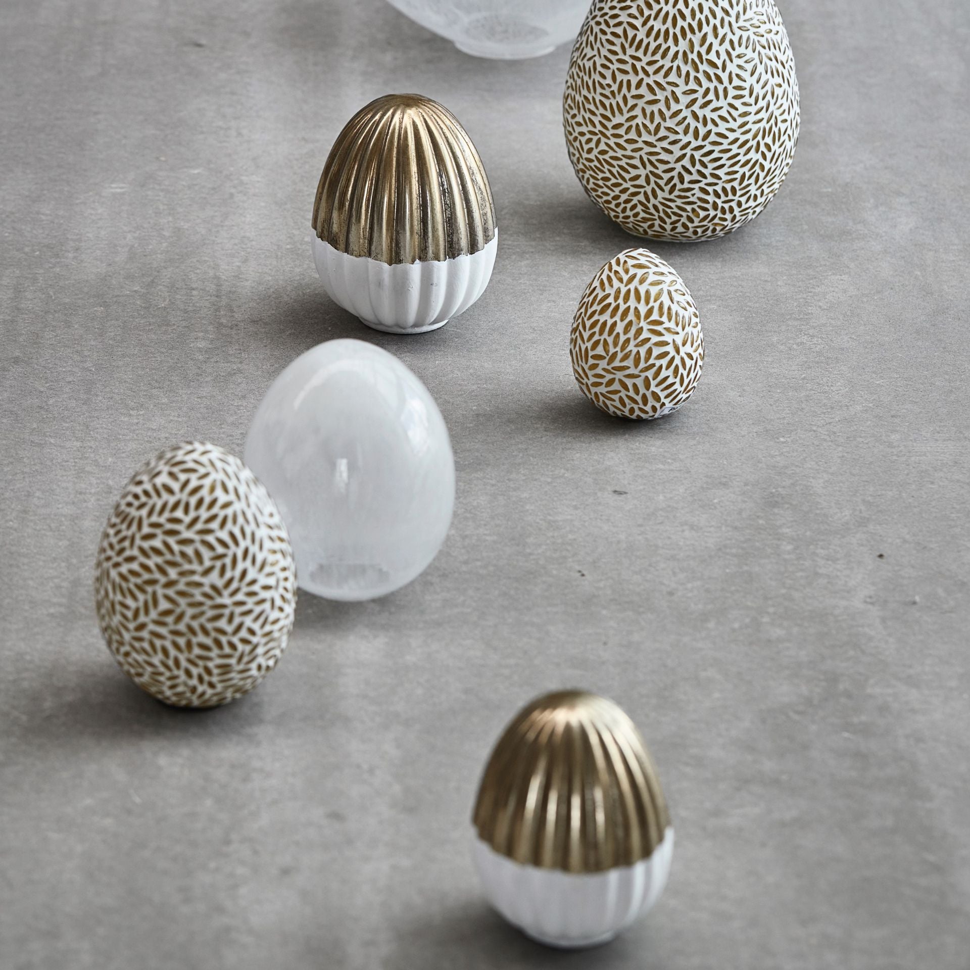 Evienne fehér–világos arany húsvéti tojás – 15 cm (álló, bordázott)