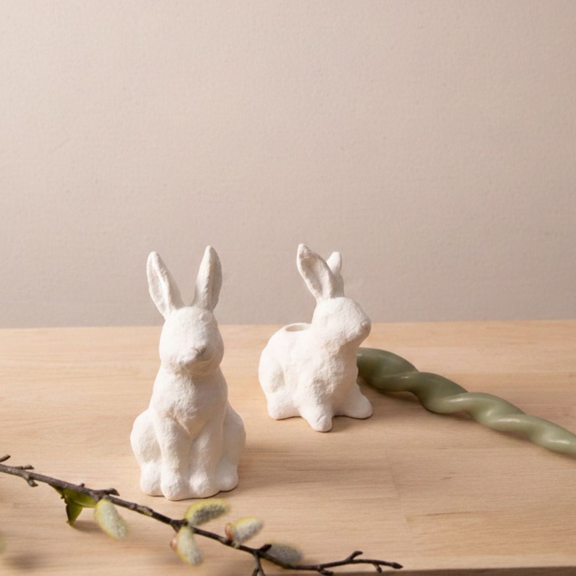 Hana fehér kerámia nyuszi húsvéti dekoráció – 13 cm