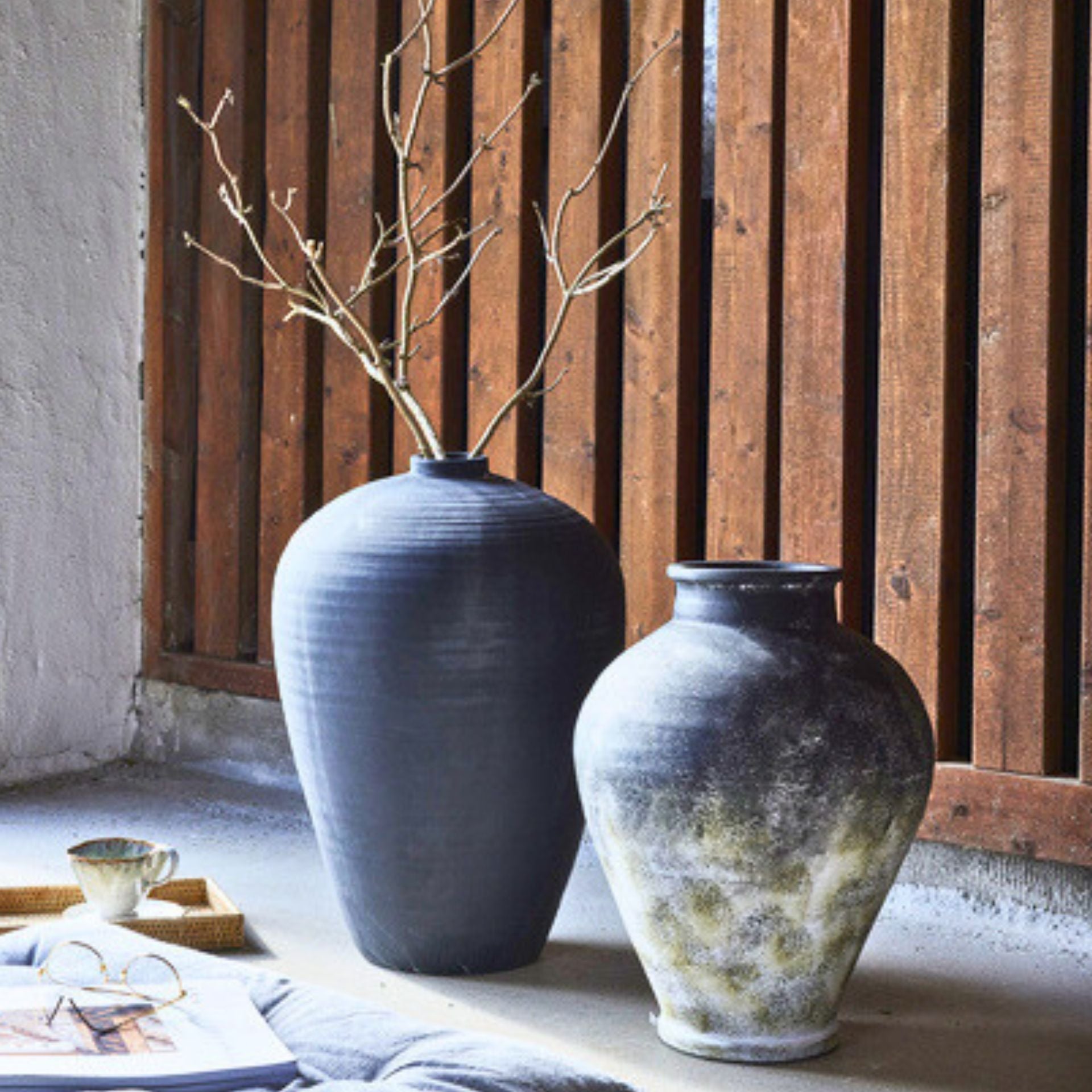 Anna antik fekete kerámia padlóváza – 48 × 36,5 cm (kézműves)