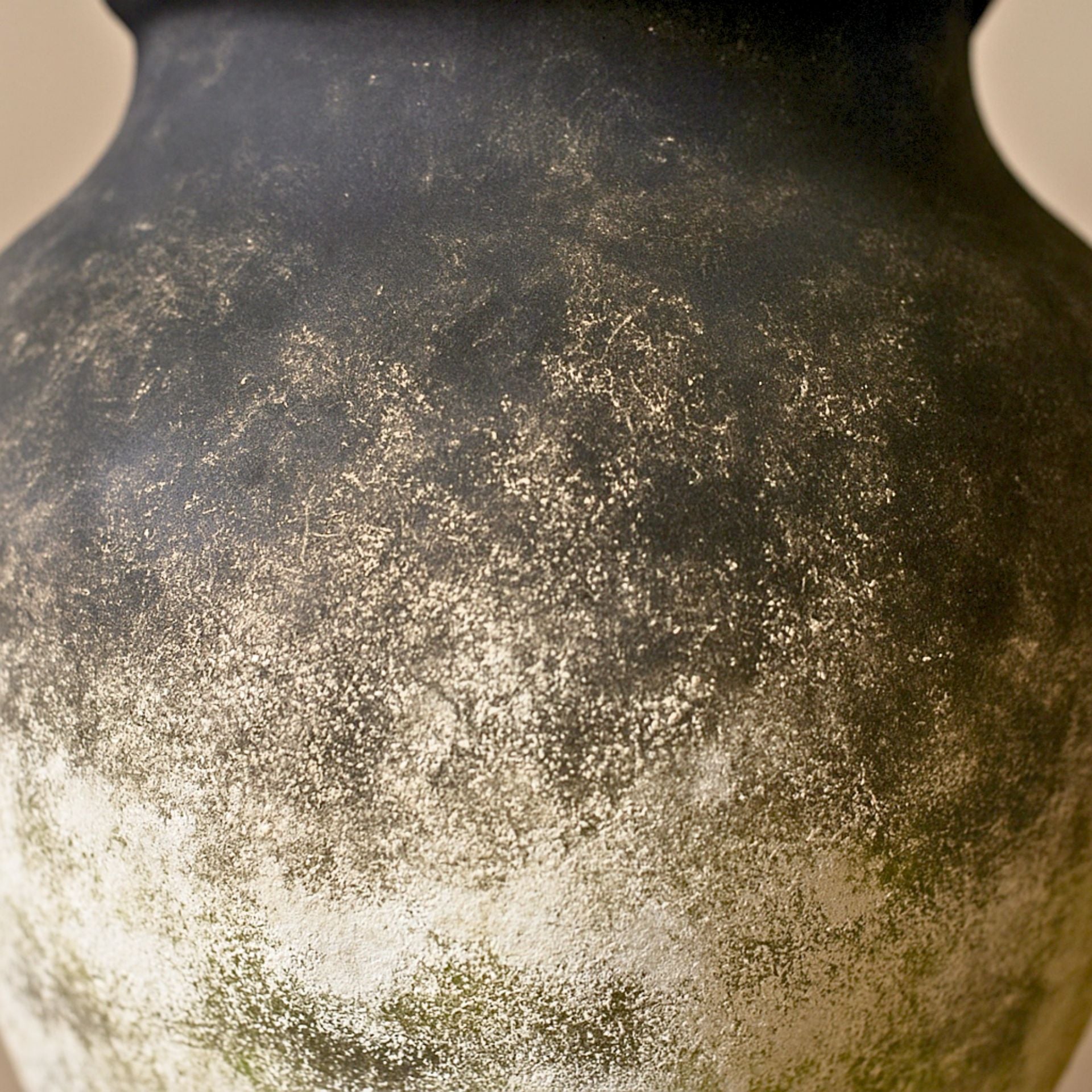 Anna antik fekete kerámia váza – 28 × 33 cm (kézműves)