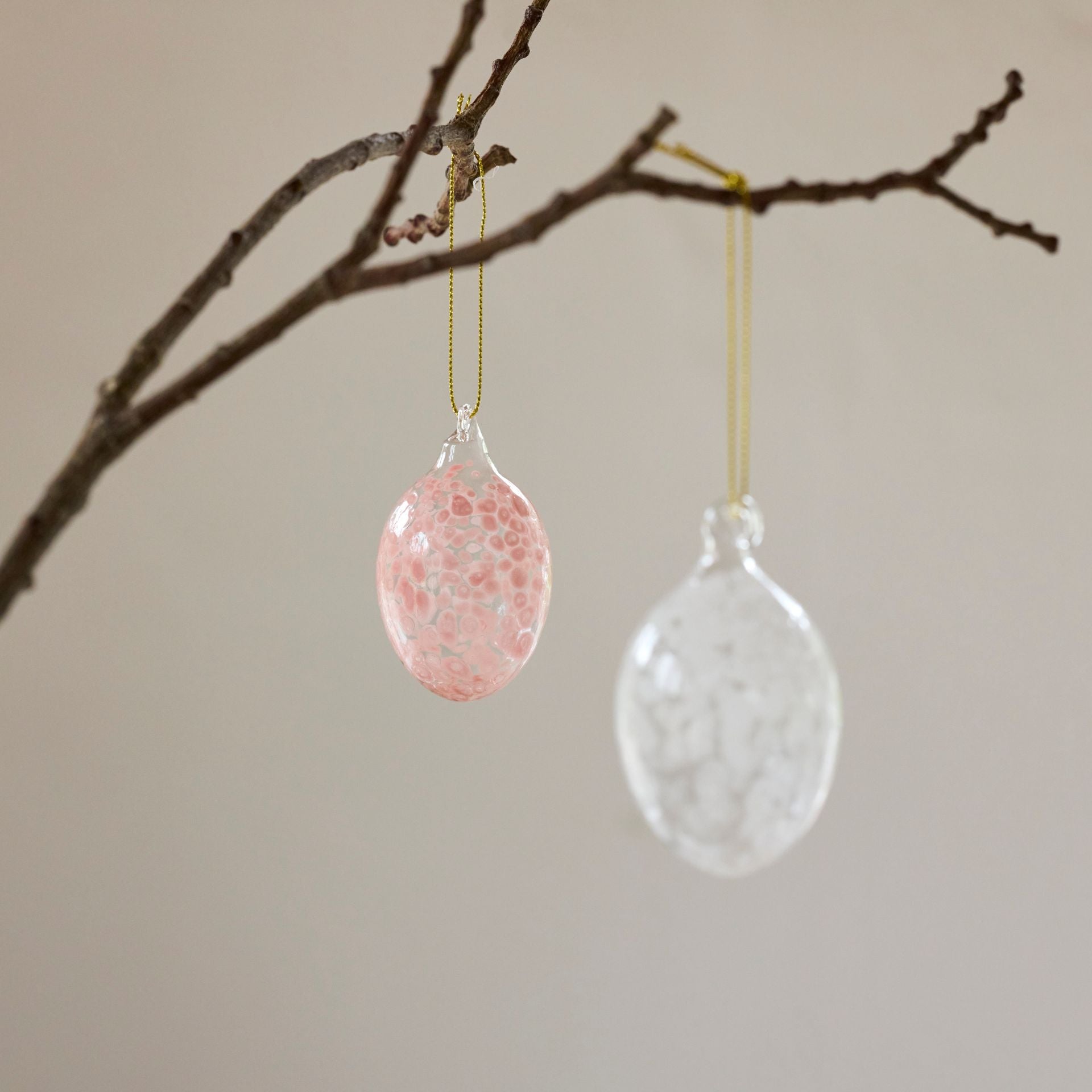 Annie rózsaszín üveg húsvéti tojás foltos mintával – 4.6 cm (függeszthető)