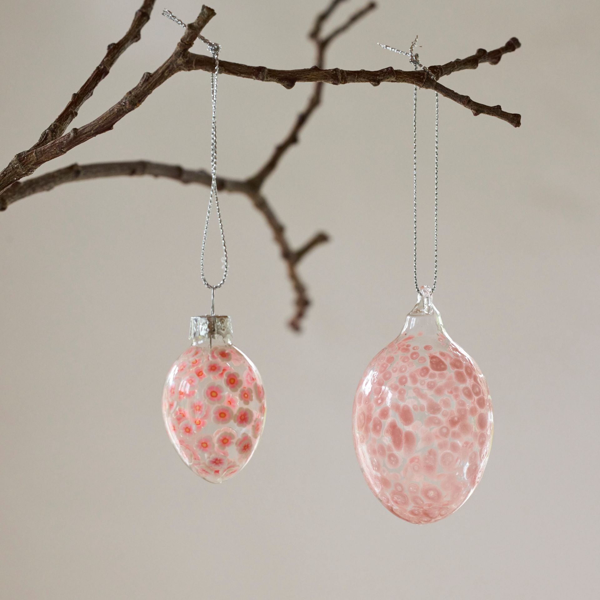 Annie rózsaszín üveg húsvéti tojás foltos mintával – 4.6 cm (függeszthető)