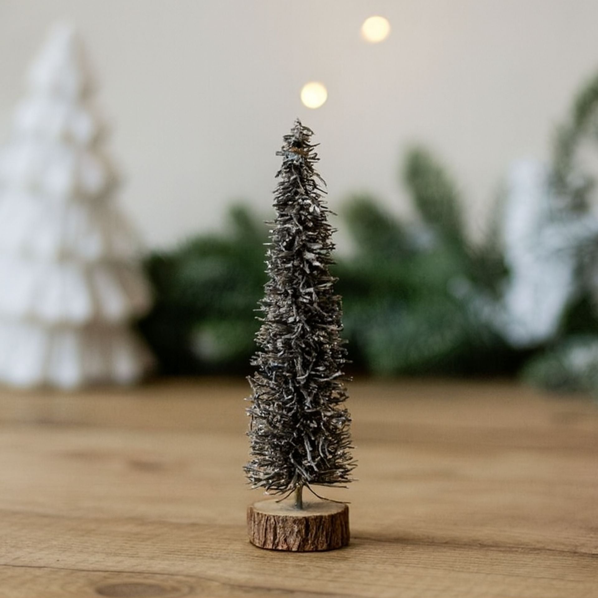 Avola barna–ezüst rattan karácsonyfa szett – 18 cm és 31 cm (fatörzs talppal)