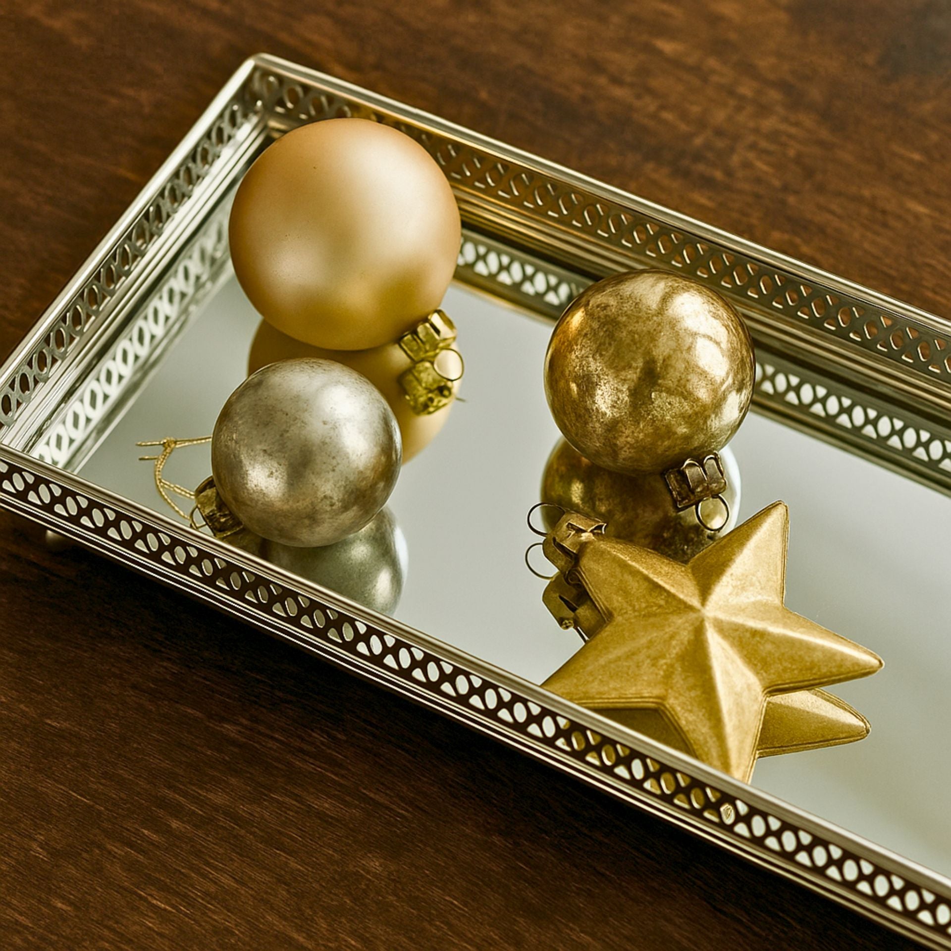 Bethel ezüst sárgaréz–üveg dísztálca – 40×18 cm (lábas, perforált peremmel)