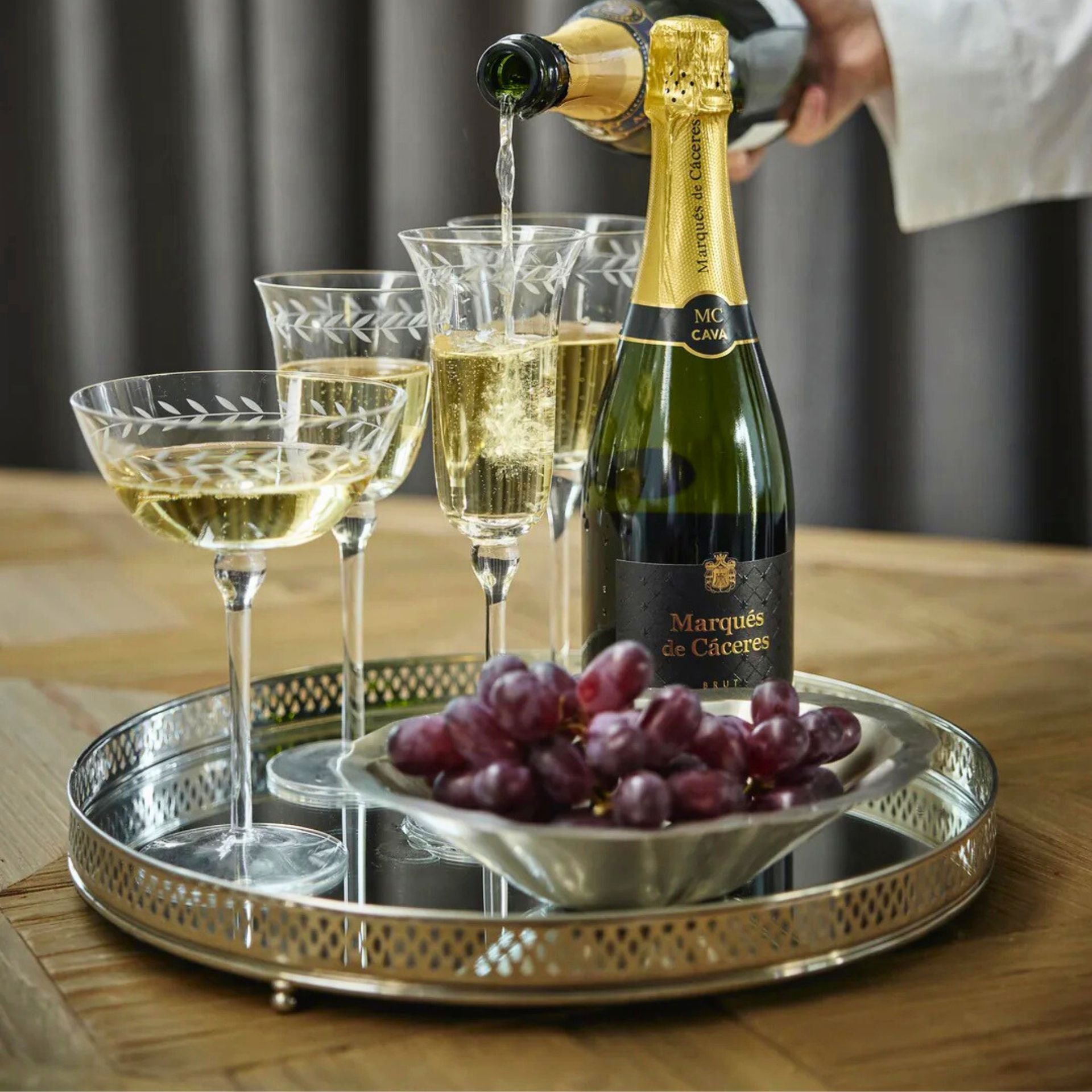 Bethel ezüst sárgaréz–üveg kerek dísztálca – Ø36 cm (lábas, perforált peremmel)