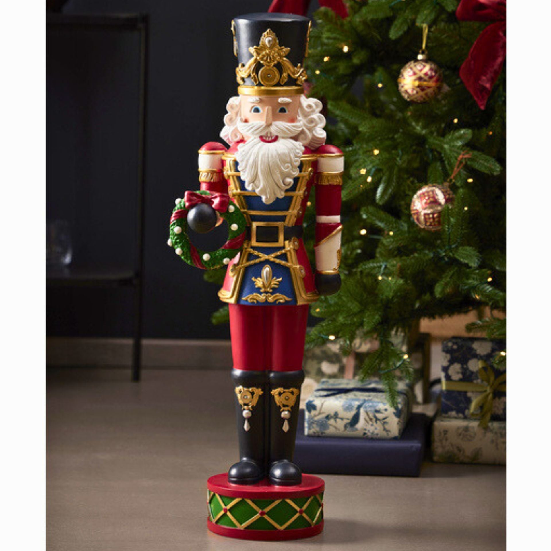 Connor piros–kék diótörő figura – 80 cm (koszorúval)