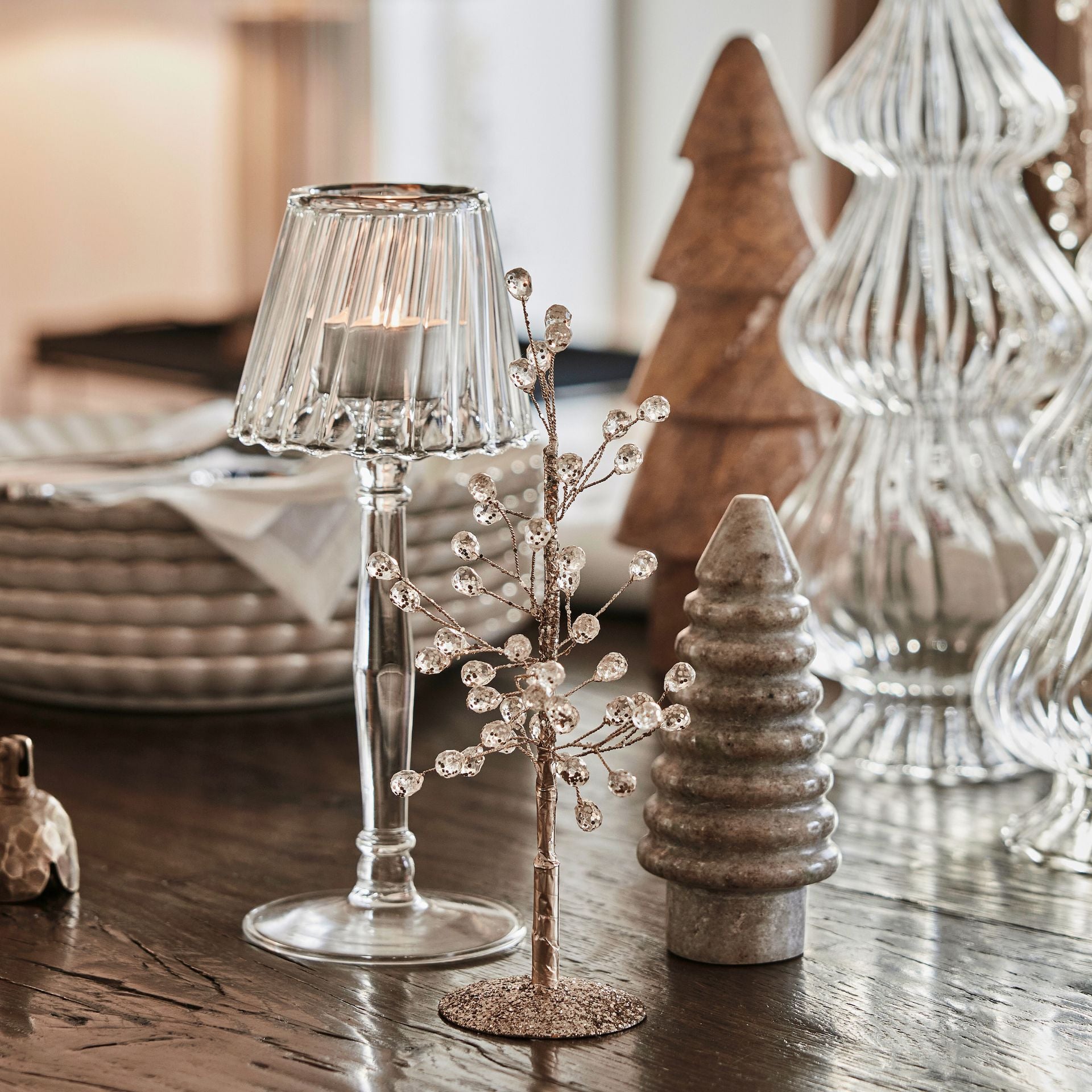 Crysilia arany akril karácsonyfa – 30 cm (csillogó gyöngydíszekkel)