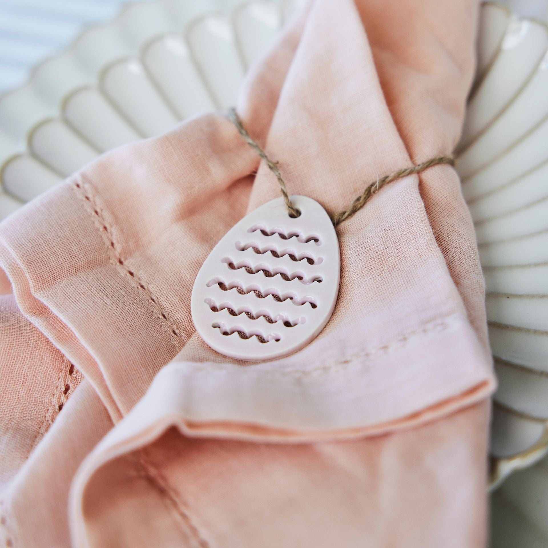 Dehlia rózsaszín kerámia dekoráció – 5,2 cm (függeszthető)