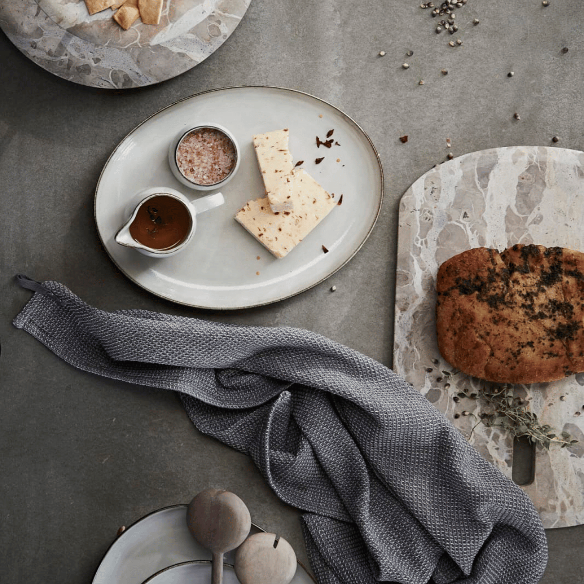 Ellia márvány vágódeszka 45x30cm barna