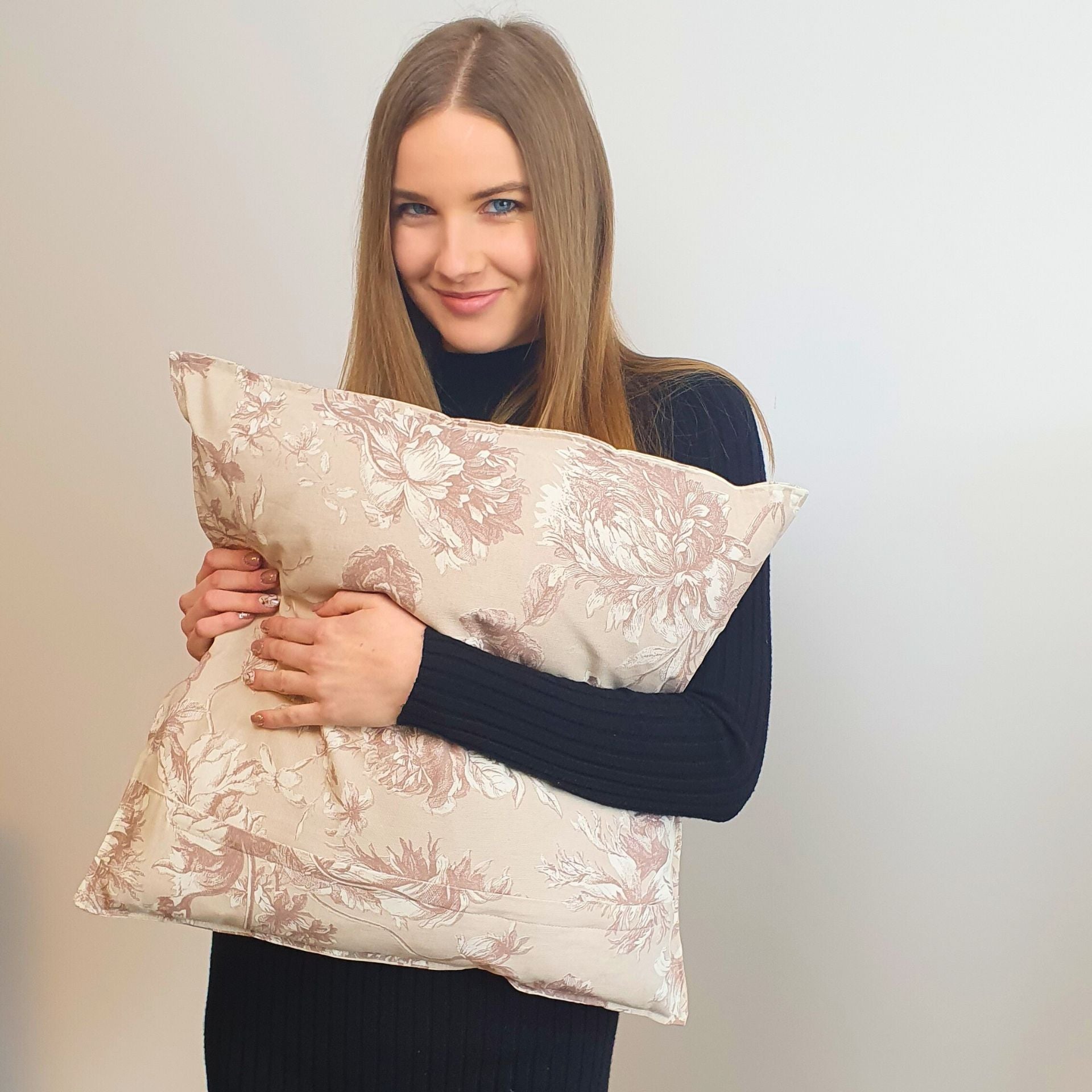 Emma bézs pamut díszpárna – 50×50 cm (virágmintával)