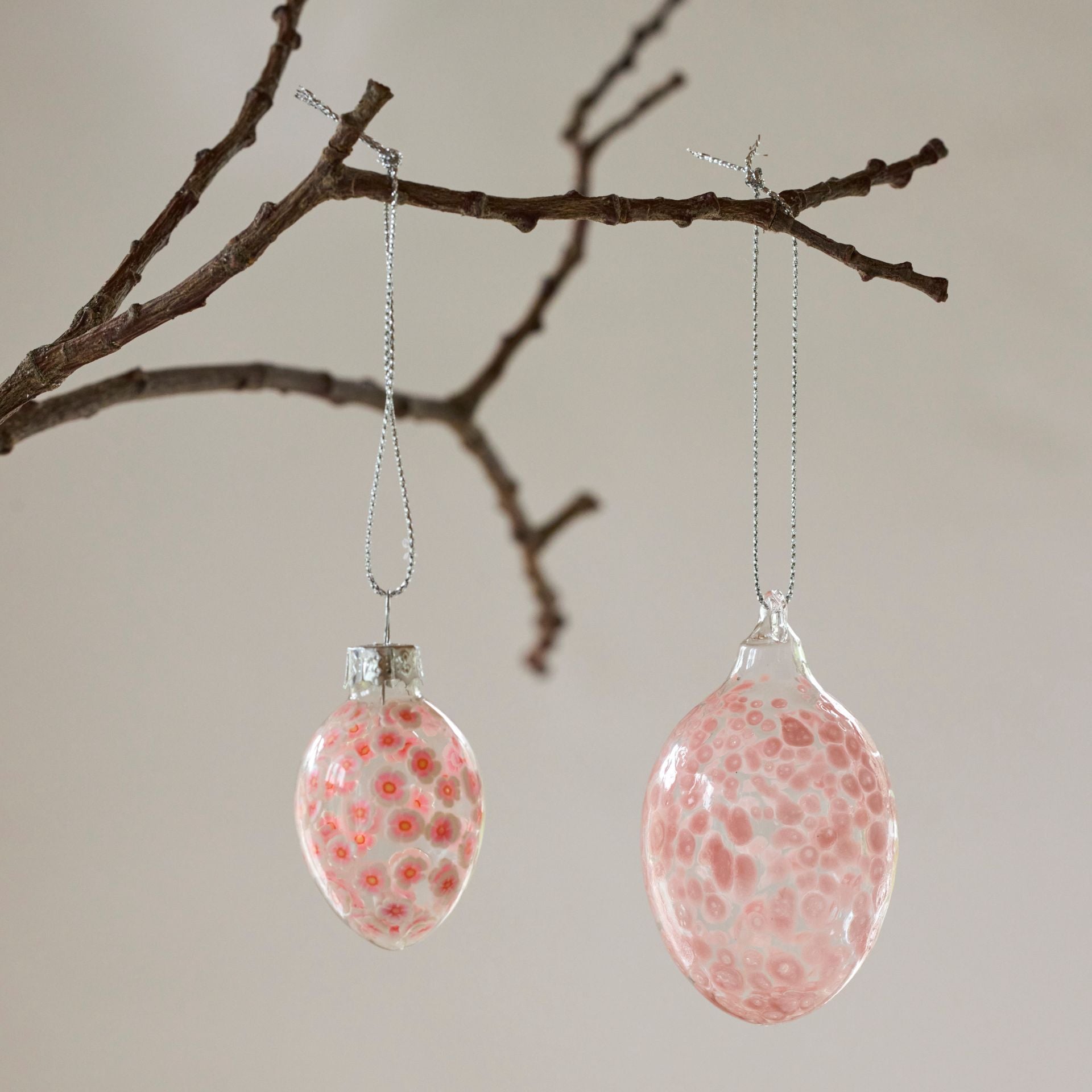 Fleur rózsaszín üveg húsvéti tojás virág mintával – 7.5 cm (függeszthető)