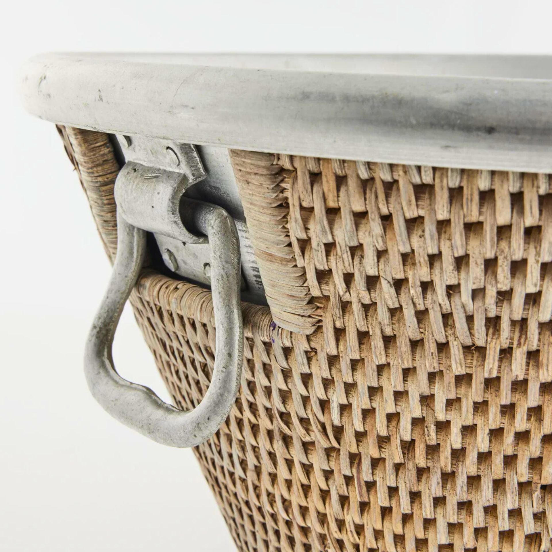 Norah natúr rattan–alumínium borhűtő vödör – Ø40×20 cm (kézzel szőtt, gyűrűs fülekkel)