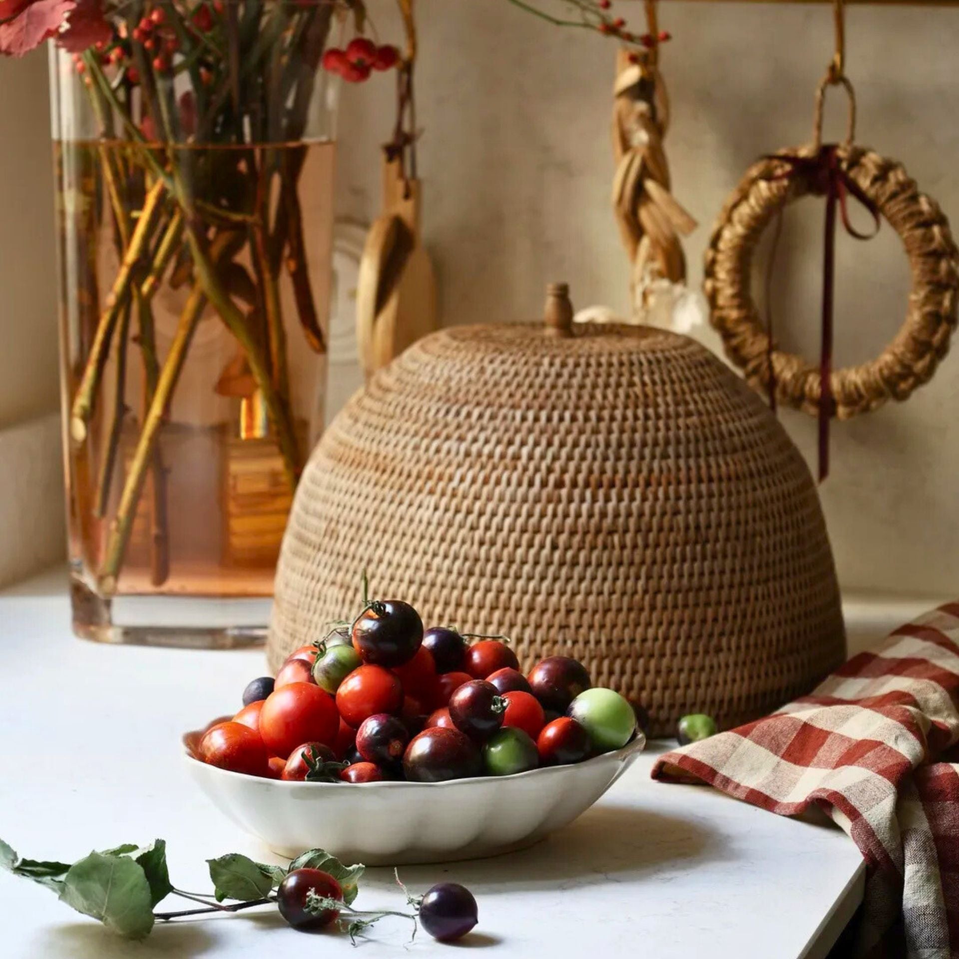 Norah natúr rattan ételfedő – Ø35 × 24 cm (kézzel szőtt)