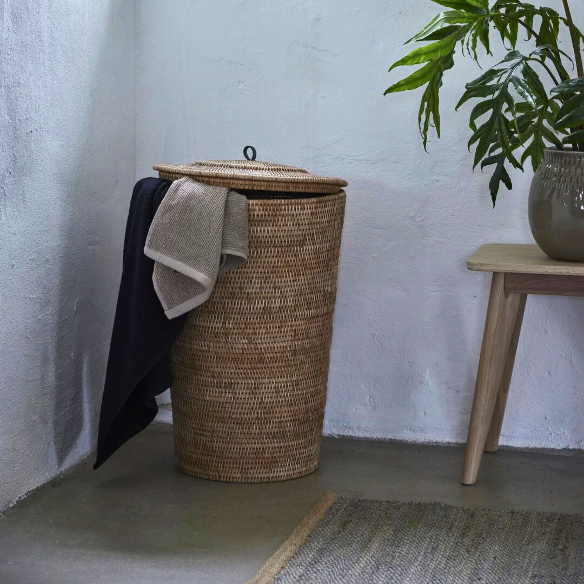 Norah natúr rattan szennyestartó – Ø41 × 70 cm (fedeles, kézzel szőtt)