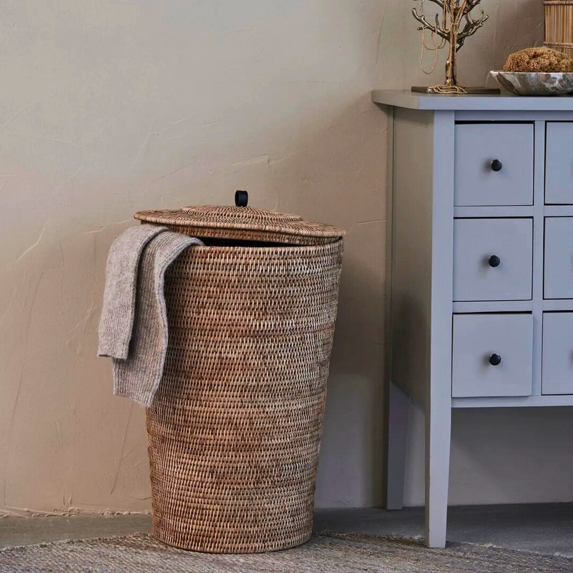 Norah natúr rattan szennyestartó – Ø41 × 70 cm (fedeles, kézzel szőtt)