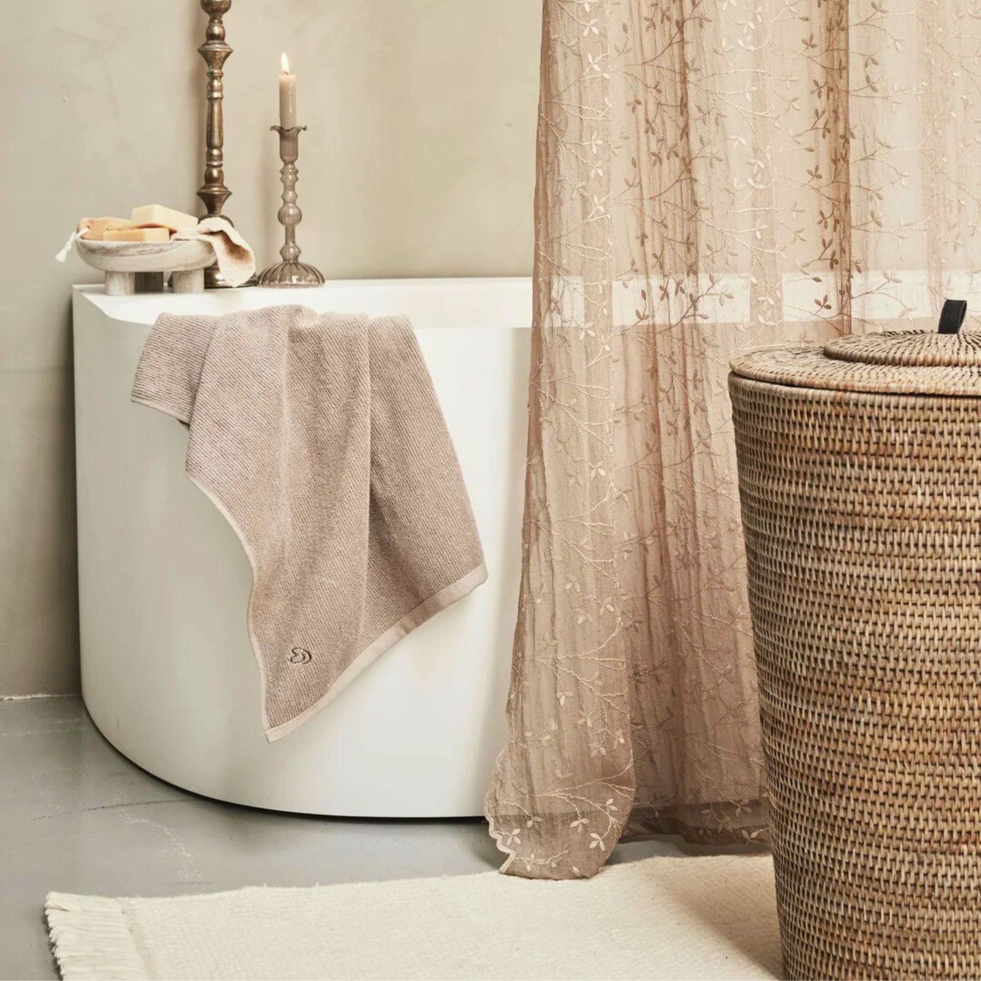 Norah natúr rattan szennyestartó – Ø41 × 70 cm (fedeles, kézzel szőtt)