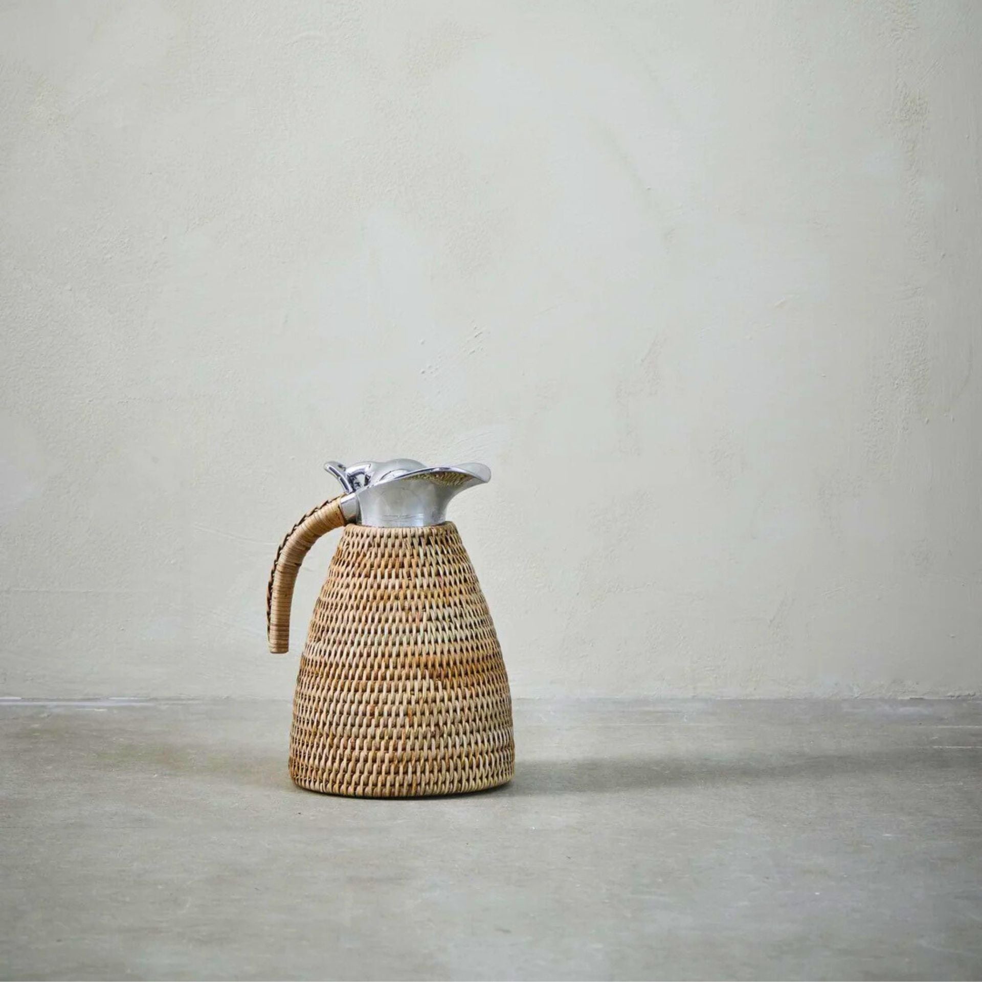 Norah natúr rattan termoszkancsó – 24 cm (krómozott fém kiöntővel)