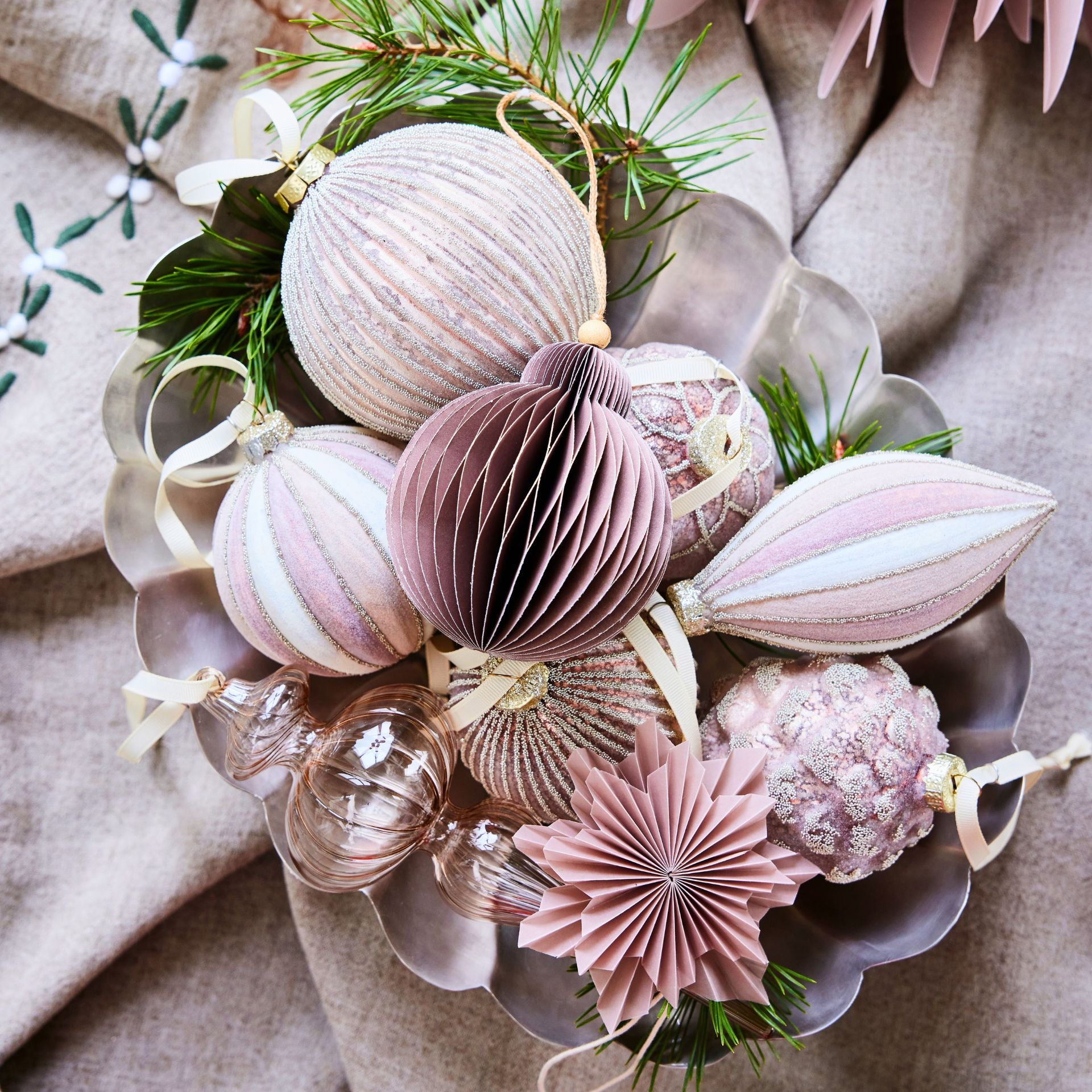Norille púderrózsaszín üveg rombusz-mintás karácsonyfadísz – 10 cm (függeszthető, 6 db szett)