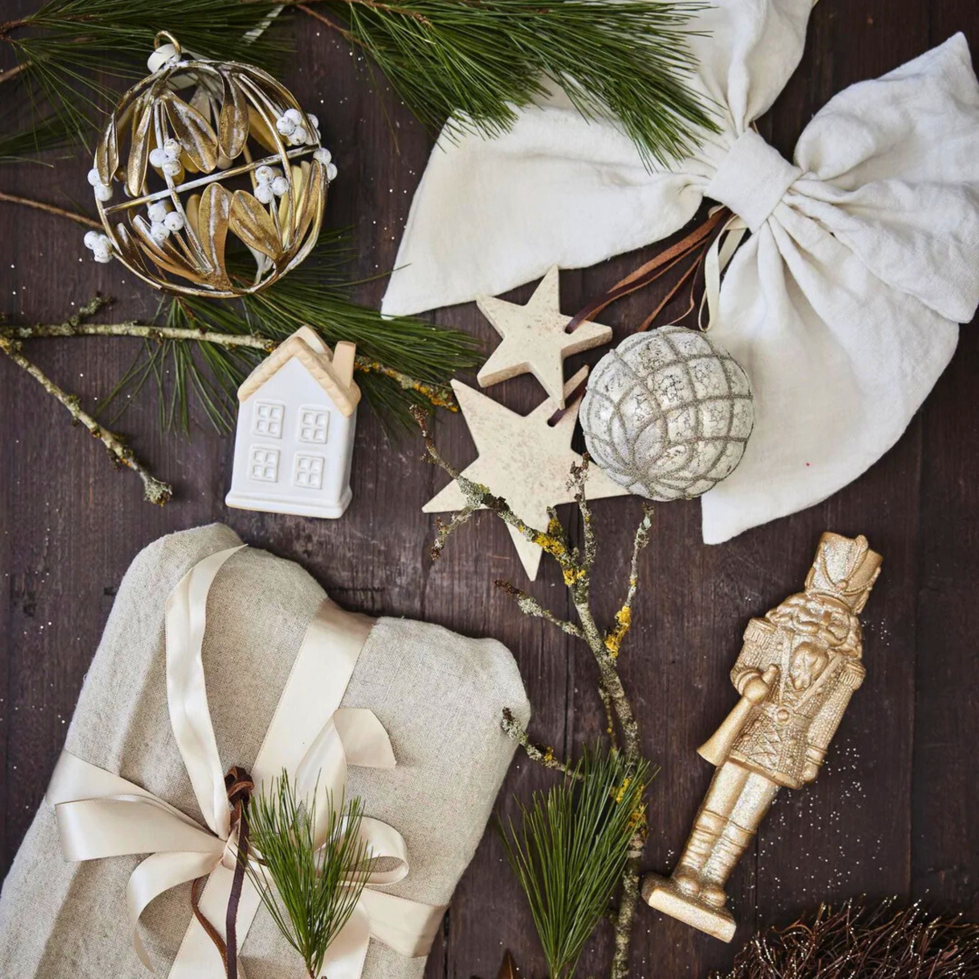 Norille törtfehér arany üveg karácsonyi gömb szett – 10 cm (6 db, függeszthető)