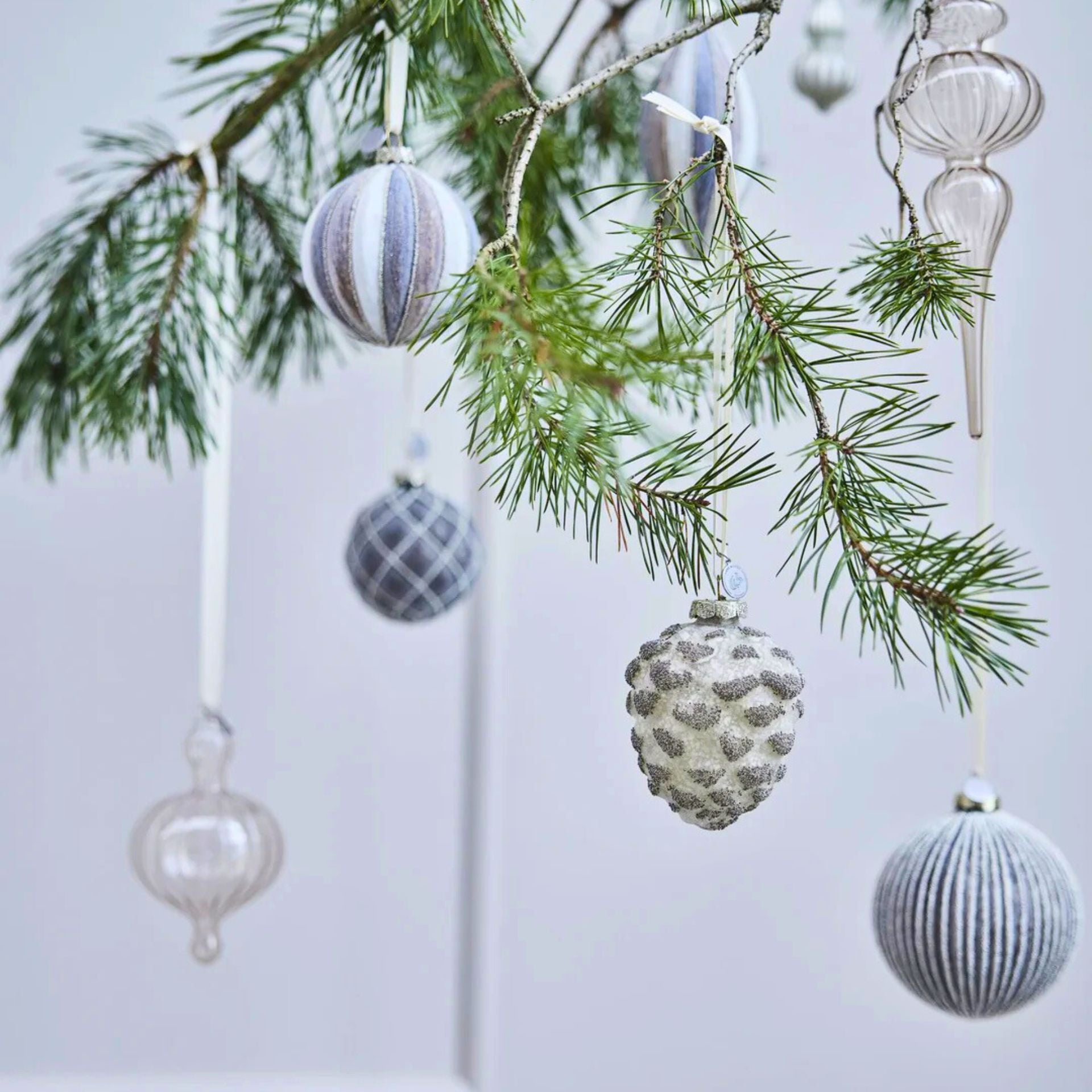 Norille törtfehér üveg toboz karácsonyfadísz – 10 cm (függeszthető, 6 db szett)
