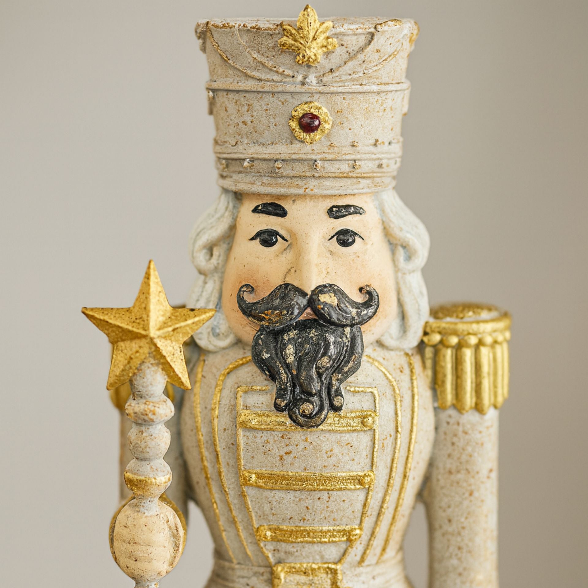 Nuttia karácsonyi diótörő figura – 20,5 cm (bézs-arany részletekkel)