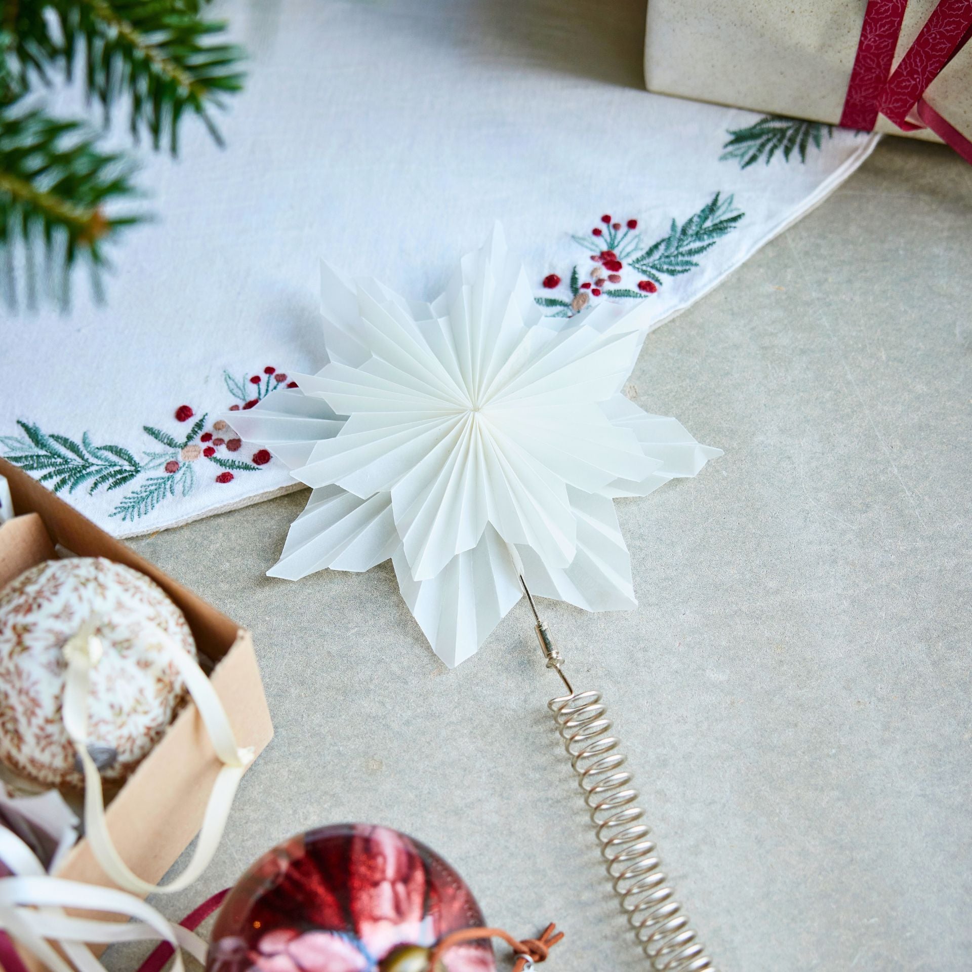 Penine fehér len karácsonyfa szoknya – Ø110 cm (zöld leveles–piros bogyós hímzéssel)