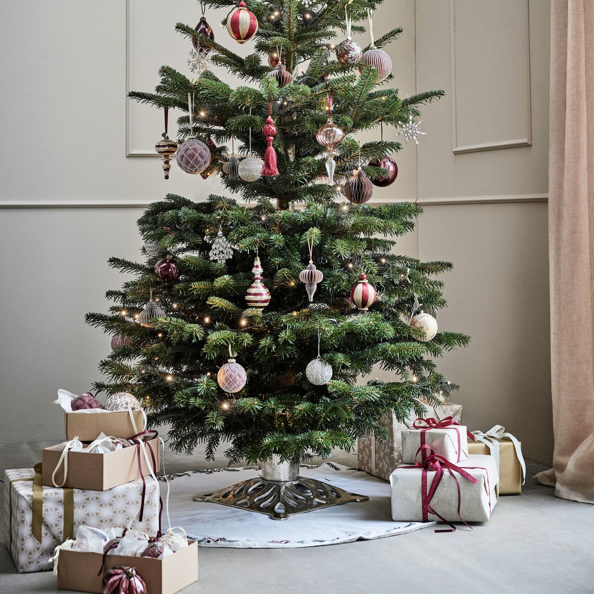 Penine fehér len karácsonyfa szoknya – Ø110 cm (zöld leveles–piros bogyós hímzéssel)