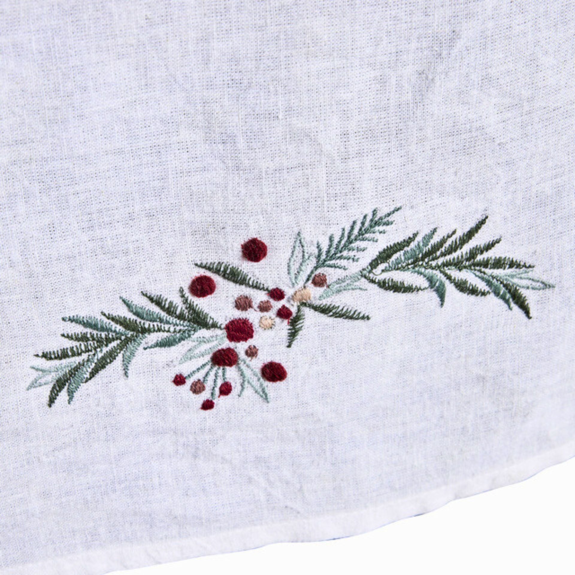 Penine fehér len karácsonyfa szoknya – Ø110 cm (zöld leveles–piros bogyós hímzéssel)