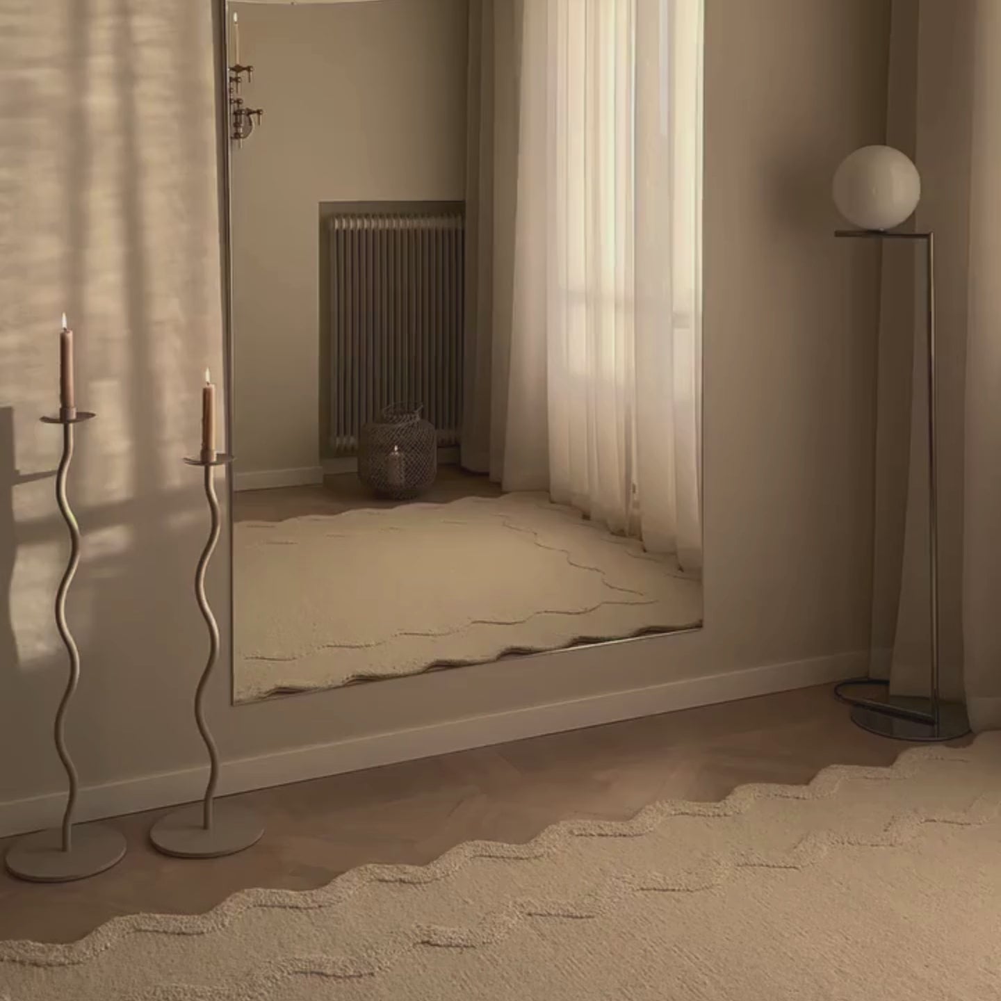 Videó betöltése: Harper natúr rattan lámpás – 46 cm (üvegbetéttel)