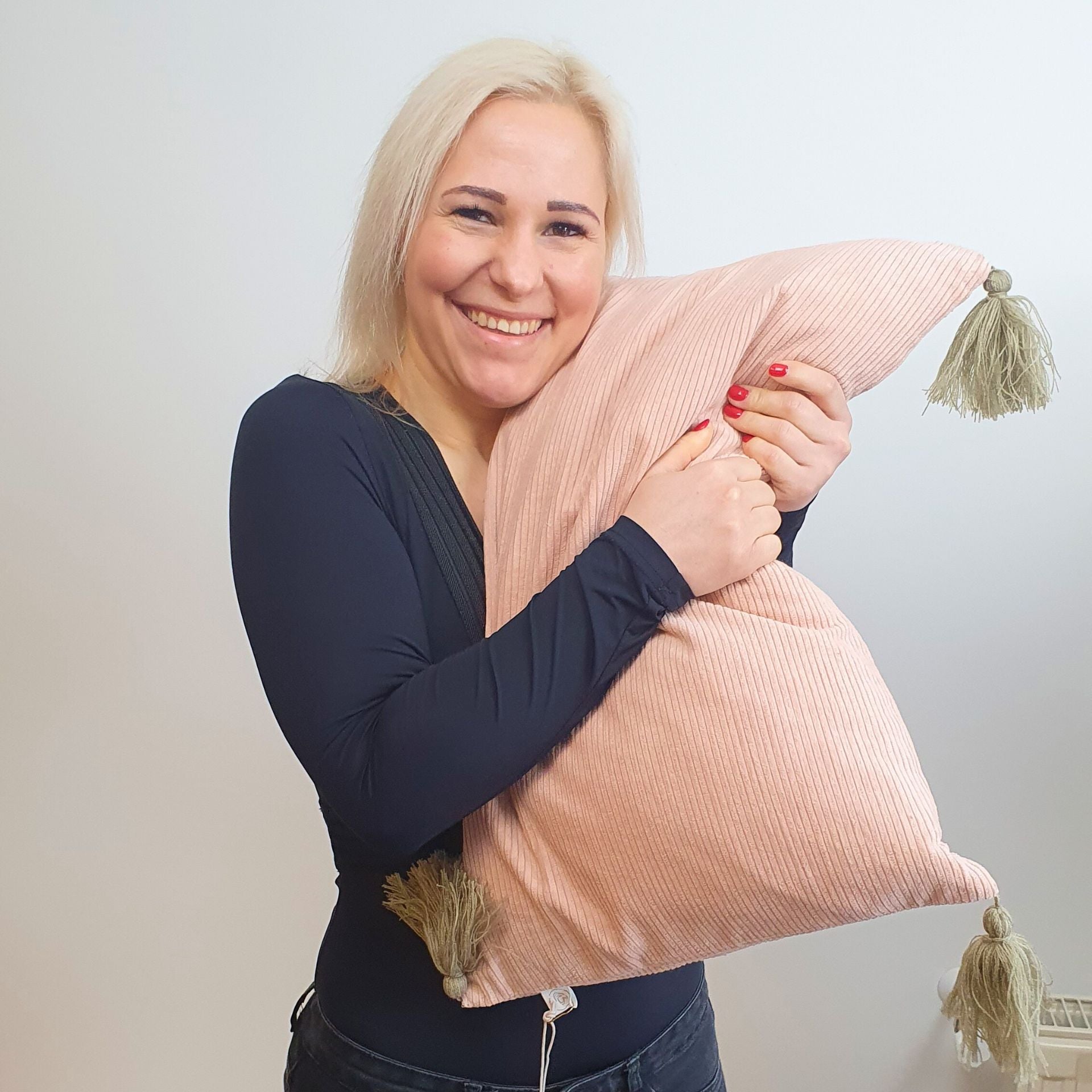 Safianne rózsaszín pamut díszpárna – 60×40 cm (bojtos sarkokkal)