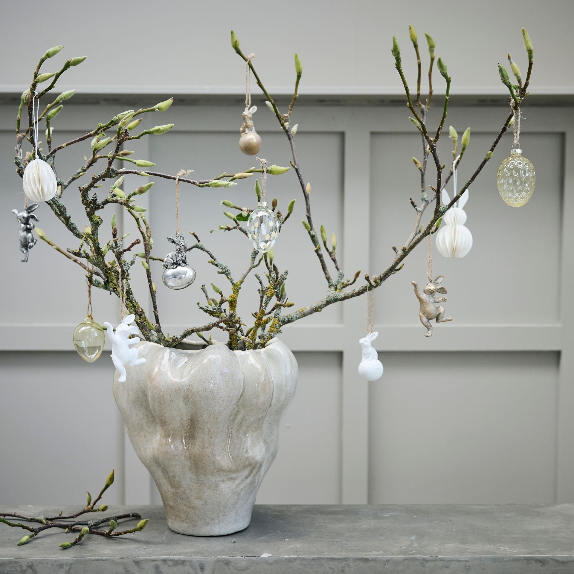 Selille világos arany húsvéti tojáson ülő nyúl dekoráció – 8 cm (függeszthető)