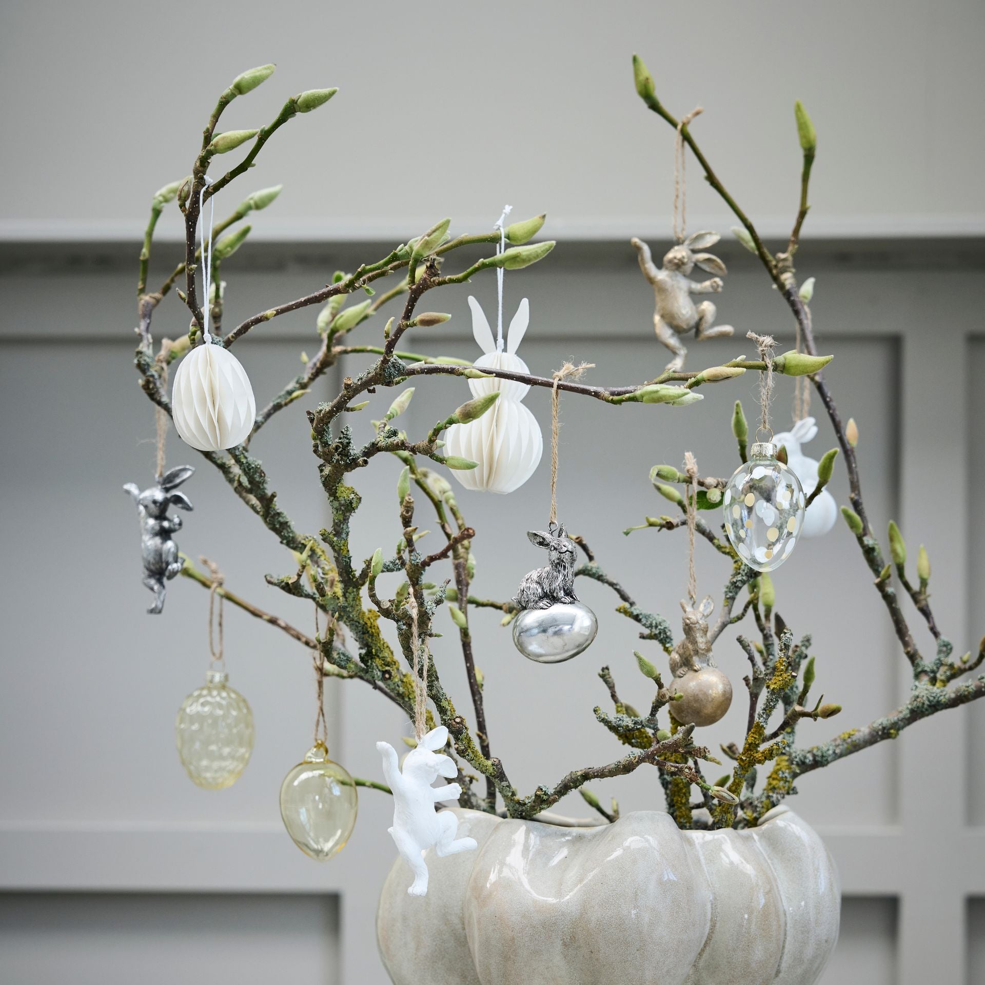 Selille világos arany húsvéti tojáson ülő nyúl dekoráció – 8 cm (függeszthető)