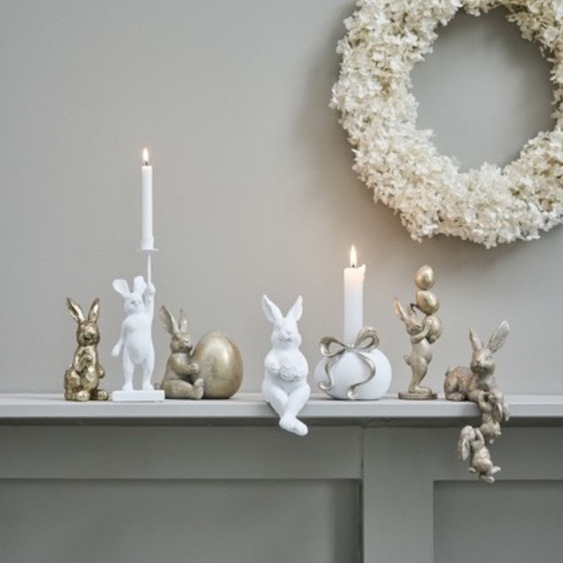 Selille világos arany tojásokat tartó nyúl figura – 16.5 cm