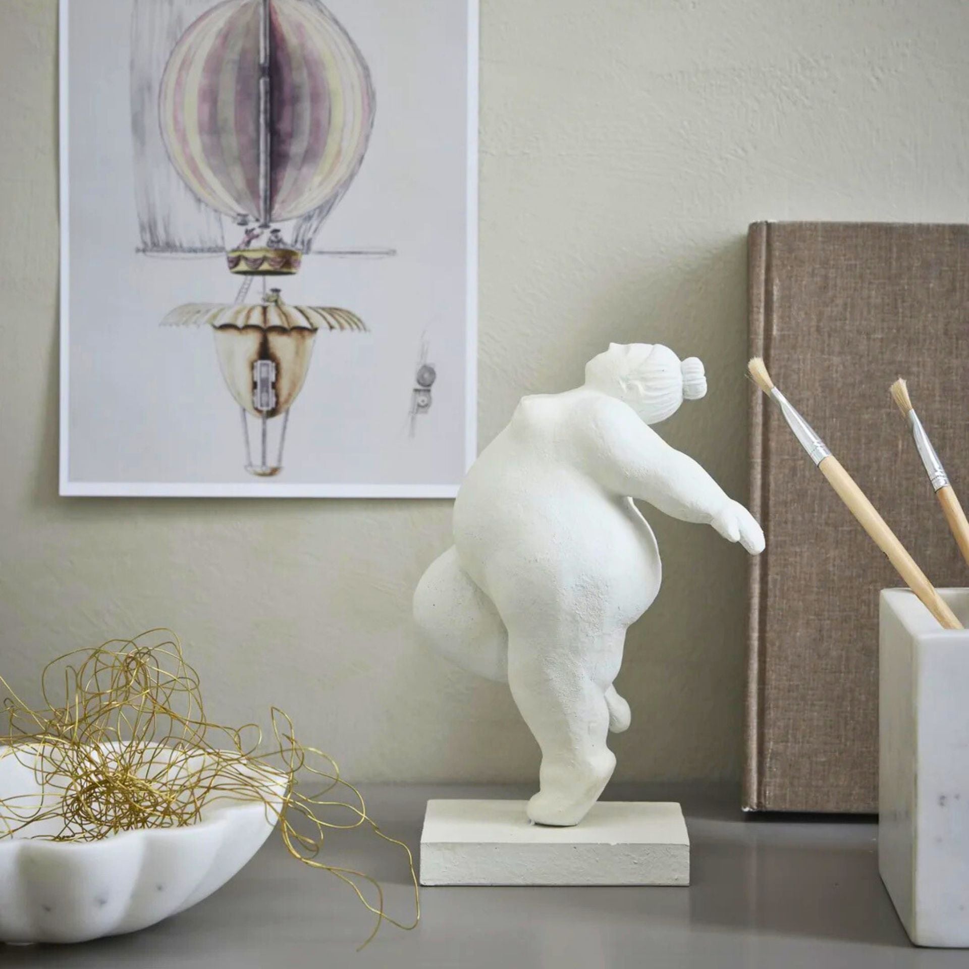 Serafina fehér női szobor – 23 cm (hátrahajló táncpóz)