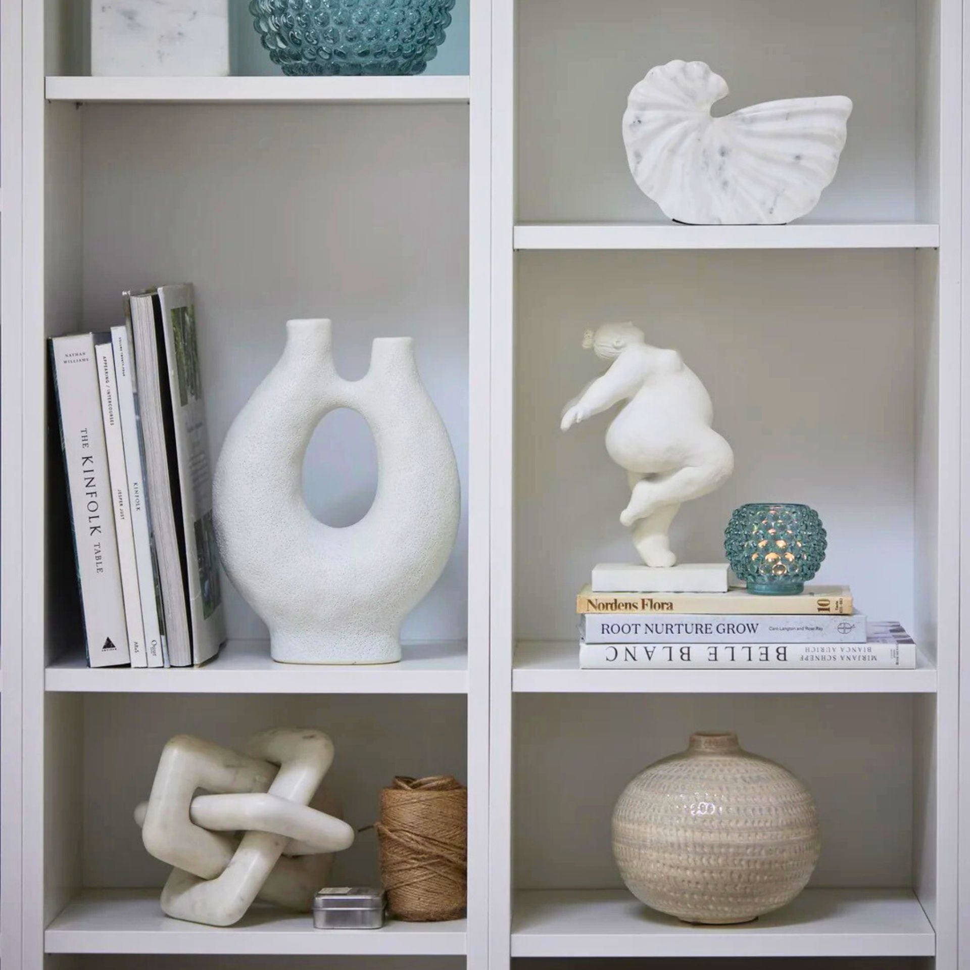 Serafina fehér női szobor – 23 cm (hátrahajló táncpóz)