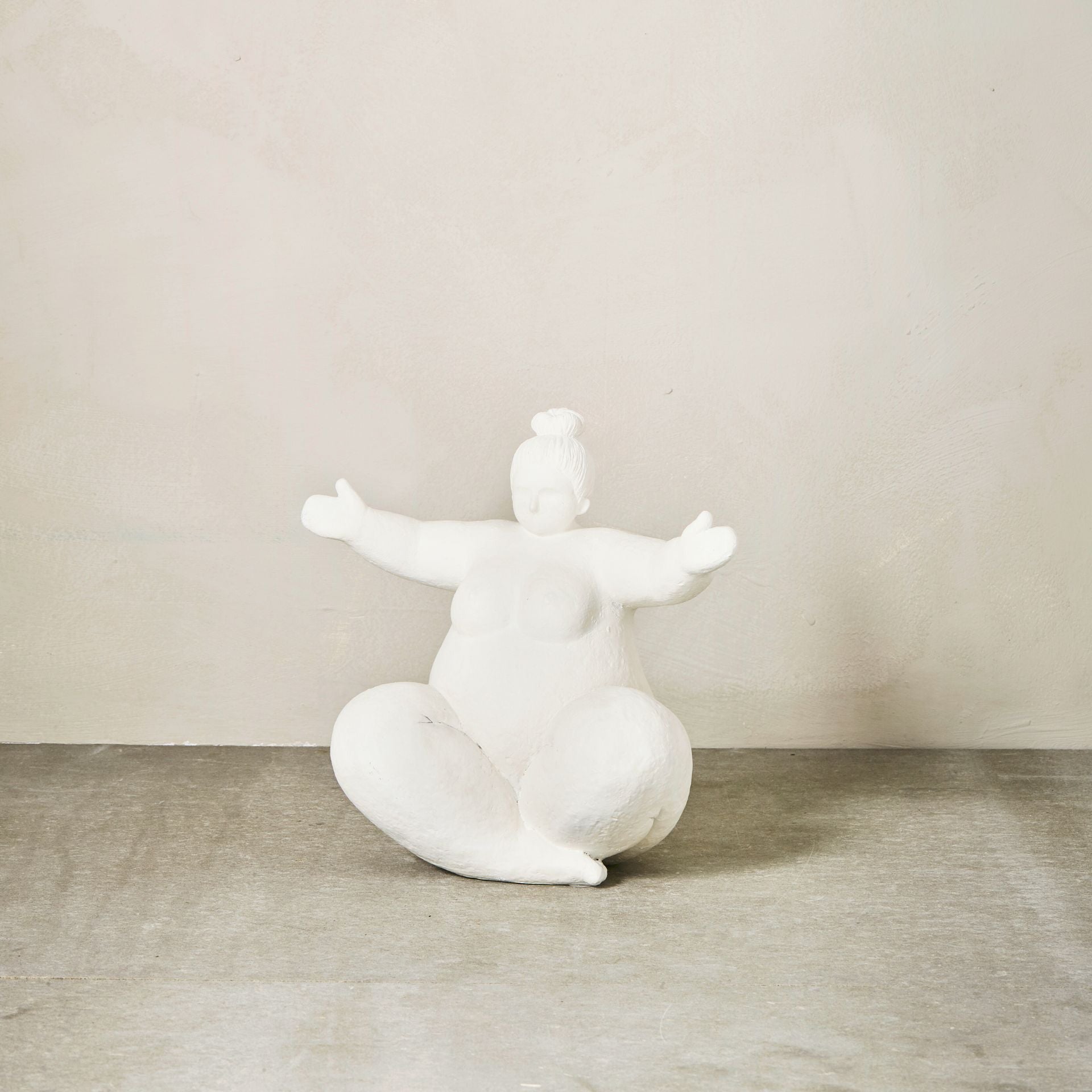 Serafina fehér női szobor – 24 cm (ülő, nyitott karokkal)