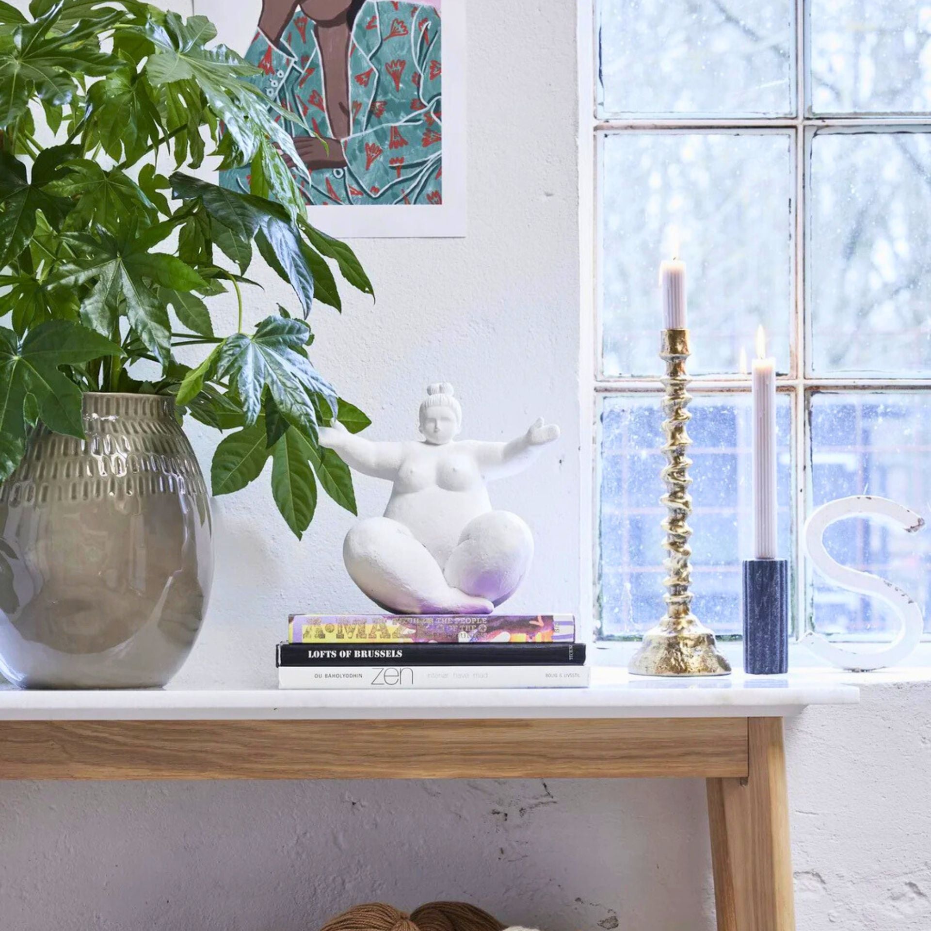 Serafina fehér női szobor – 24 cm (ülő, nyitott karokkal)