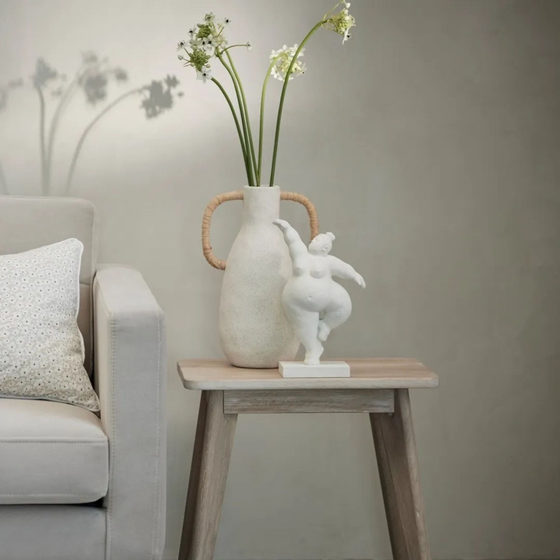 Serafina fehér női szobor – 28,8 cm (táncoló póz)