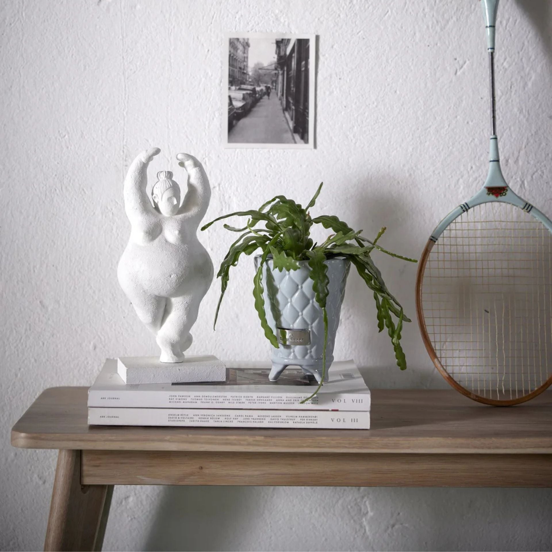 Serafina fehér női szobor – 28 cm (táncoló póz)