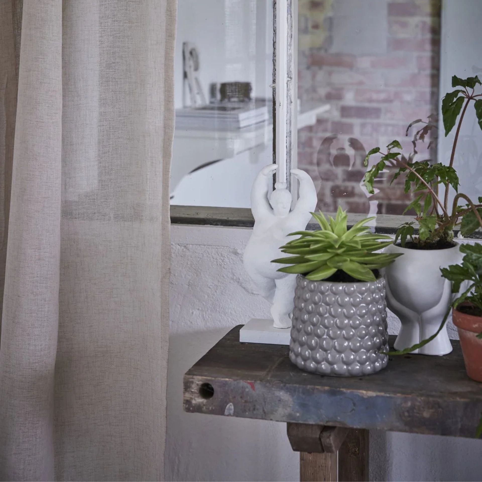 Serafina fehér női szobor – 28 cm (táncoló póz)