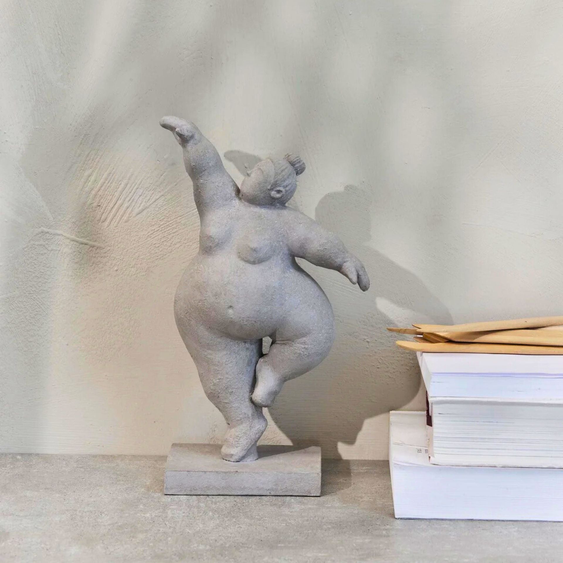 Serafina szürke női szobor – 28,8 cm (táncoló póz)