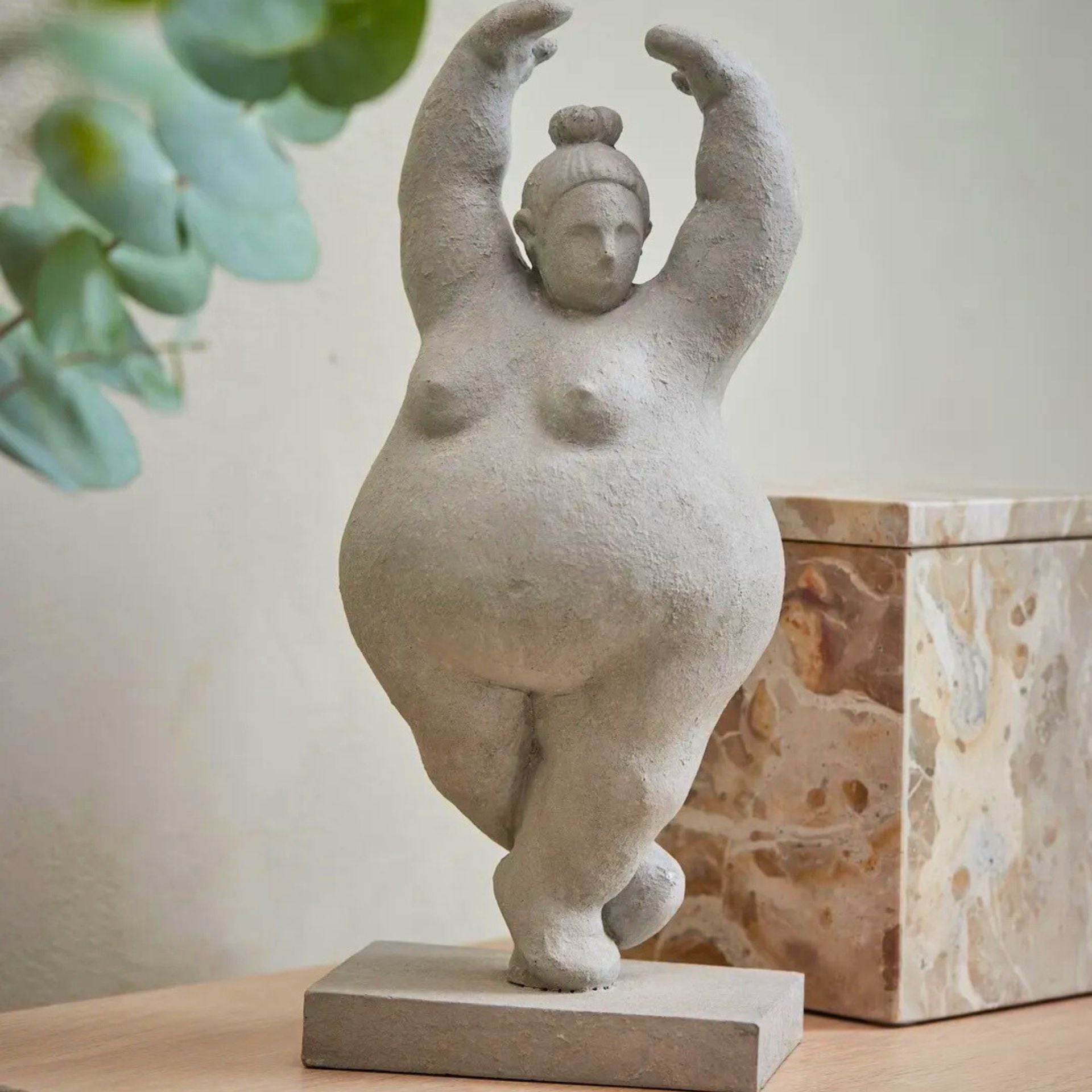 Serafina szürke női szobor – 28 cm (táncoló póz)