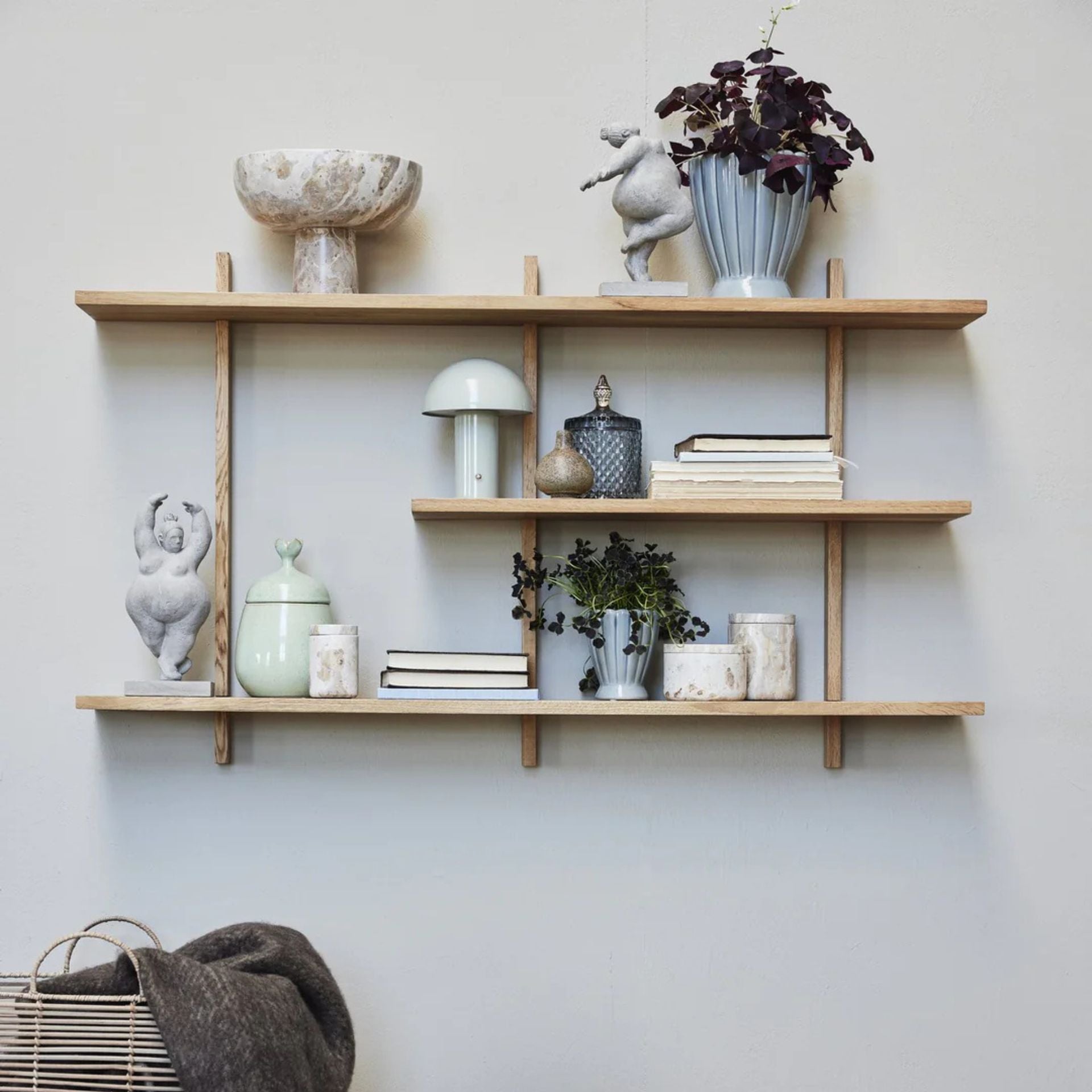 Serafina szürke női szobor – 28 cm (táncoló póz)