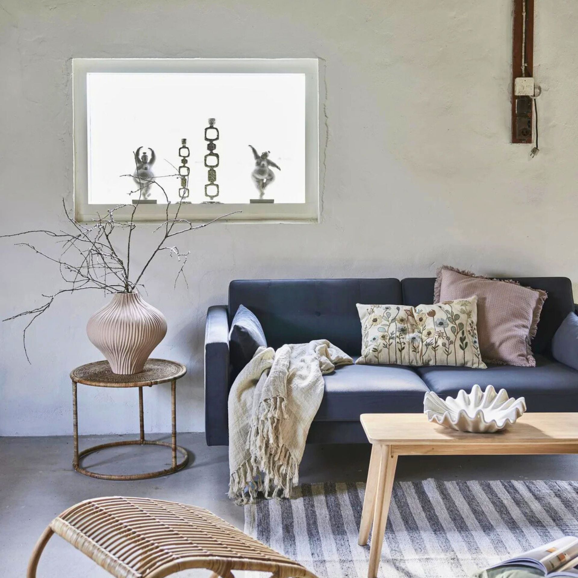 Serafina szürke női szobor – 28 cm (táncoló póz)