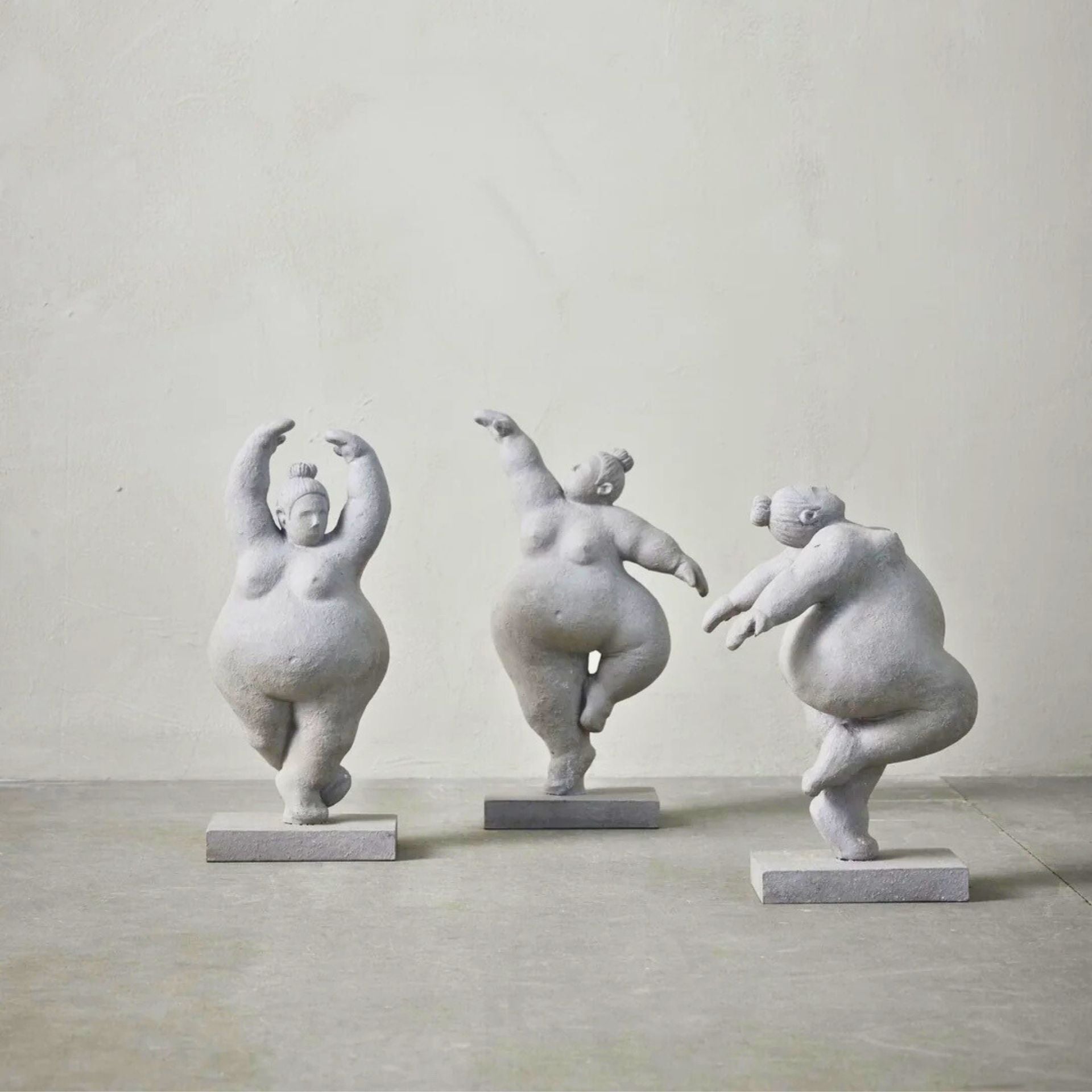 Serafina szürke női szobor – 28 cm (táncoló póz)