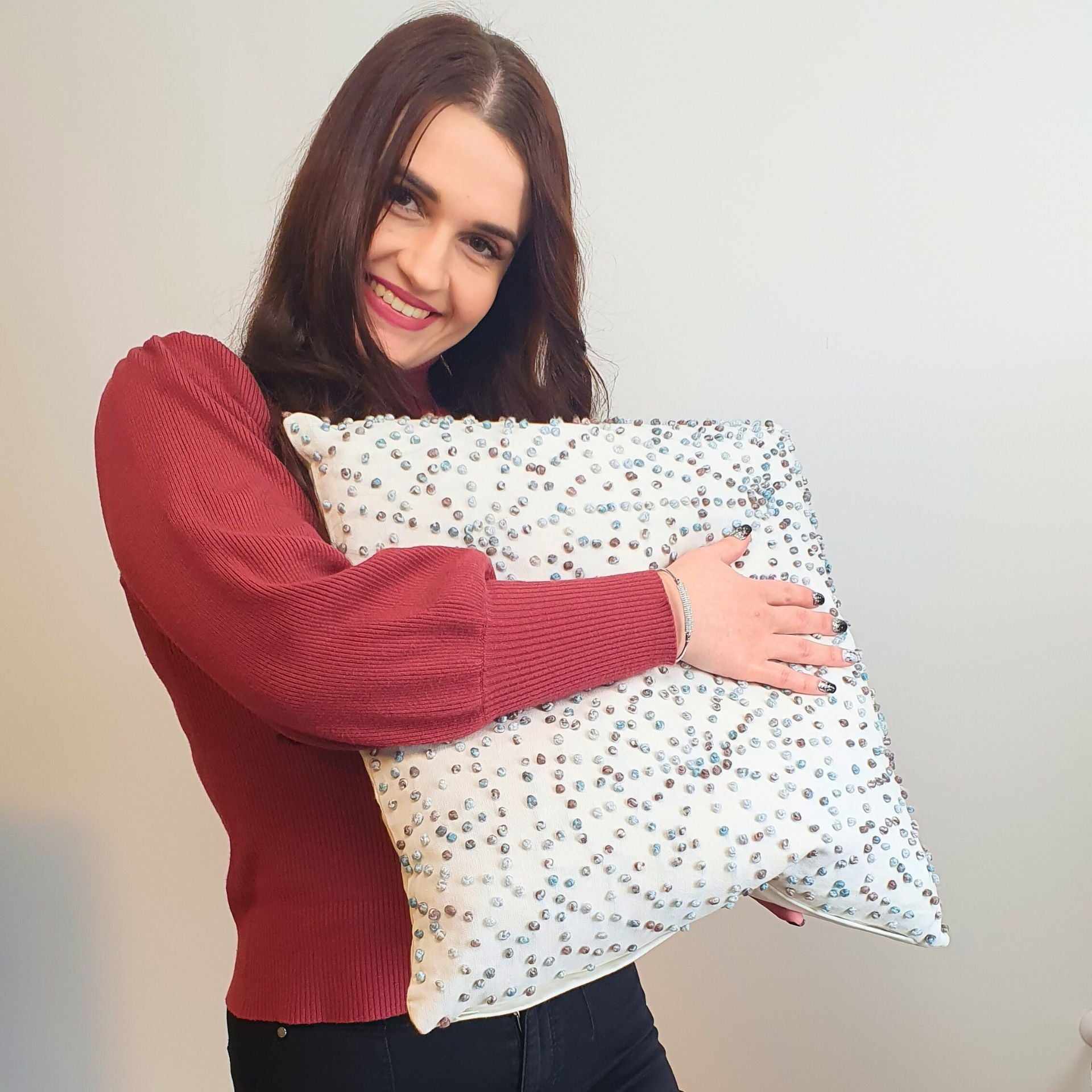 Seselle törtfehér pamut díszpárna – 45×45 cm (kézzel felvarrt gyöngydíszítéssel)