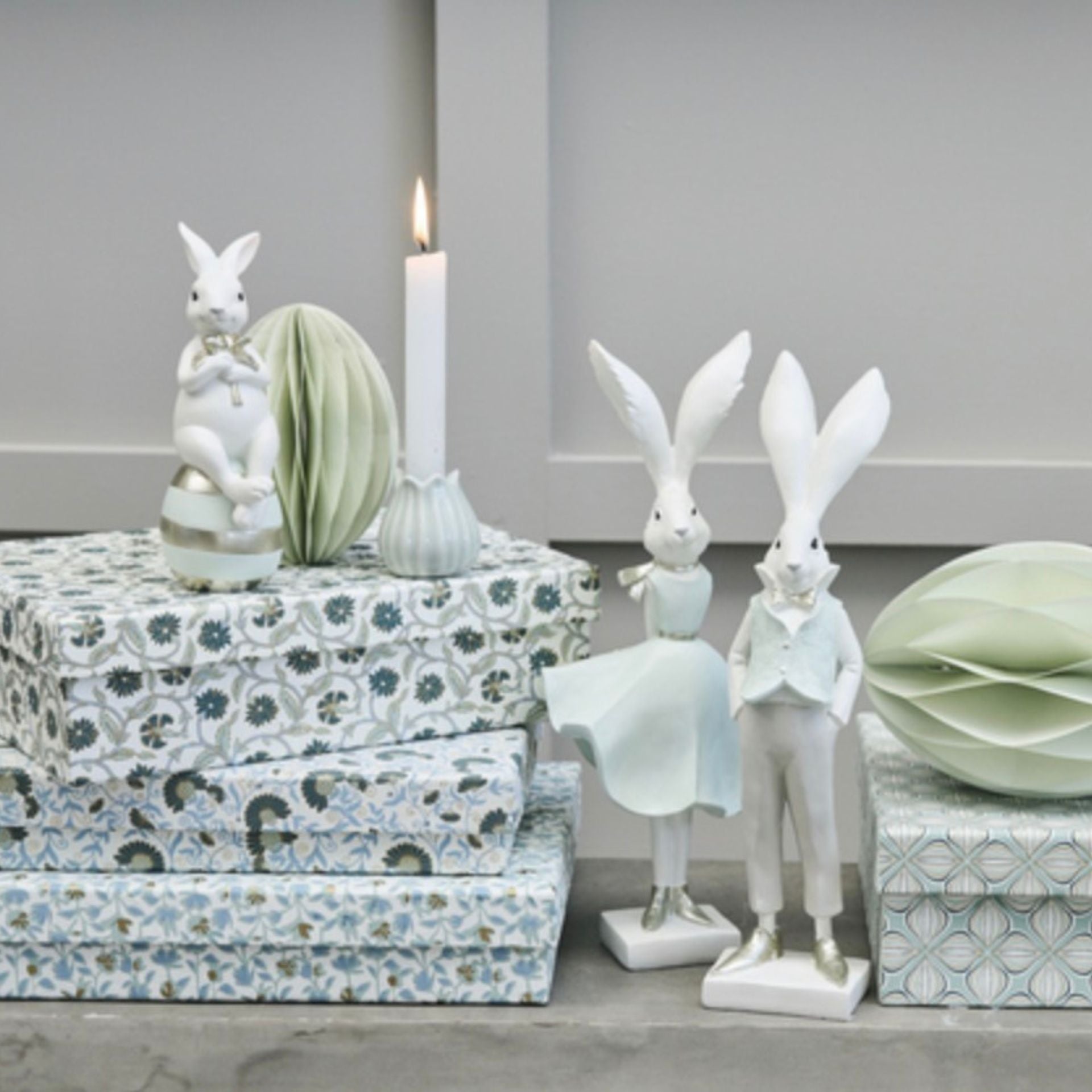 Sevinna fehér-kék tojáson ülő nyúl figura – 20.5 cm
